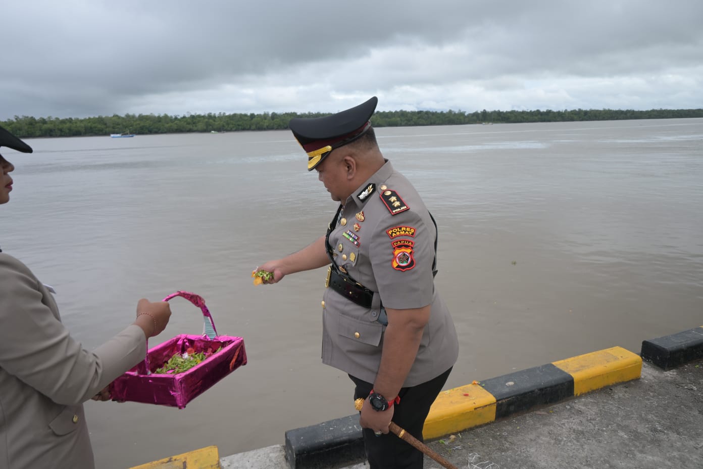 Kapolres Asmat Pimpin Upacara Ziarah Laut Dan Tabur Bunga