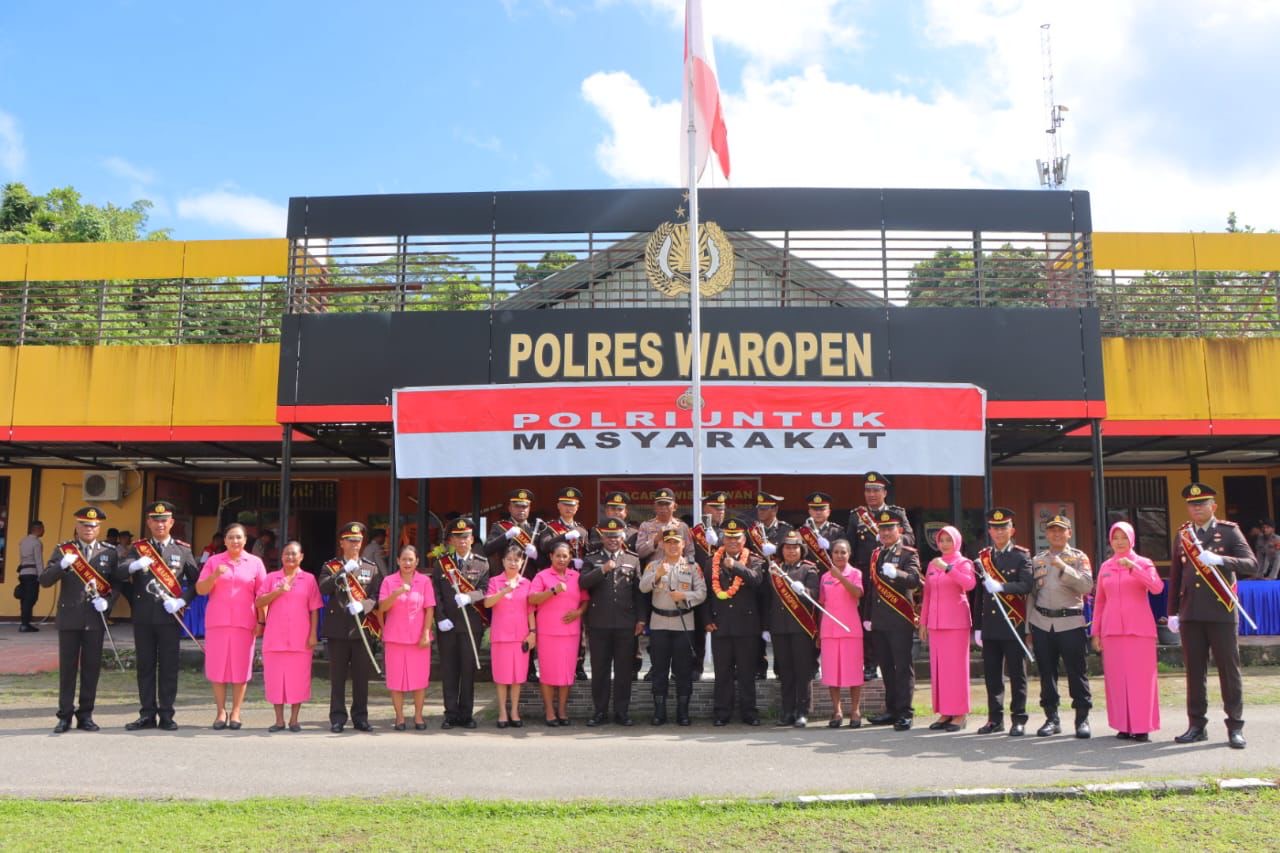 Kapolres Waropen Pimpin Upacara Wisuda Purna Bakti Kompol. Joys Simatauw.