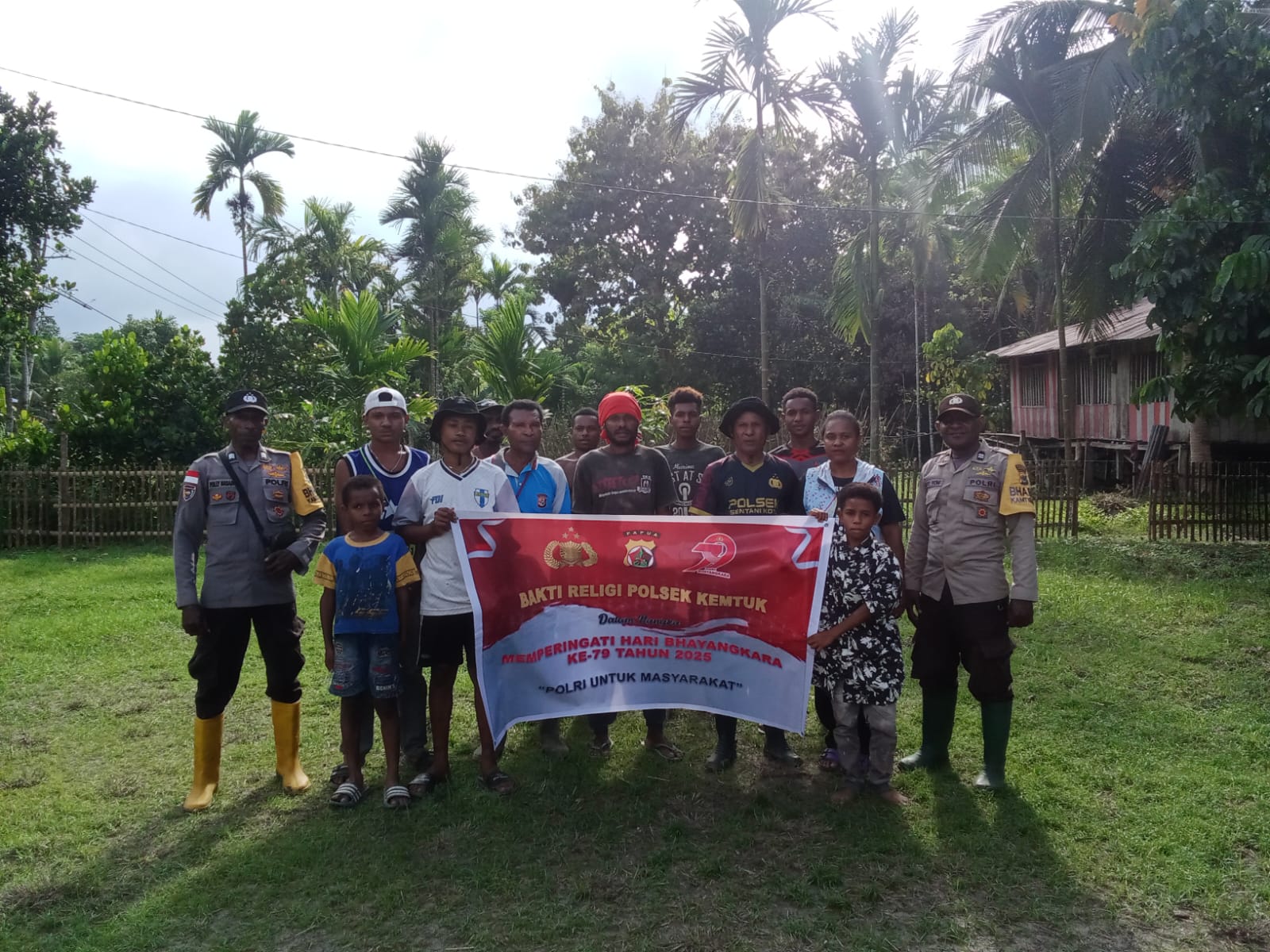Polsek Kemtuk Gelar Bakti Religi Sambut Hari Bhayangkara ke-79 di Gereja GPDI Jemaat Sarfat Kampung Aib