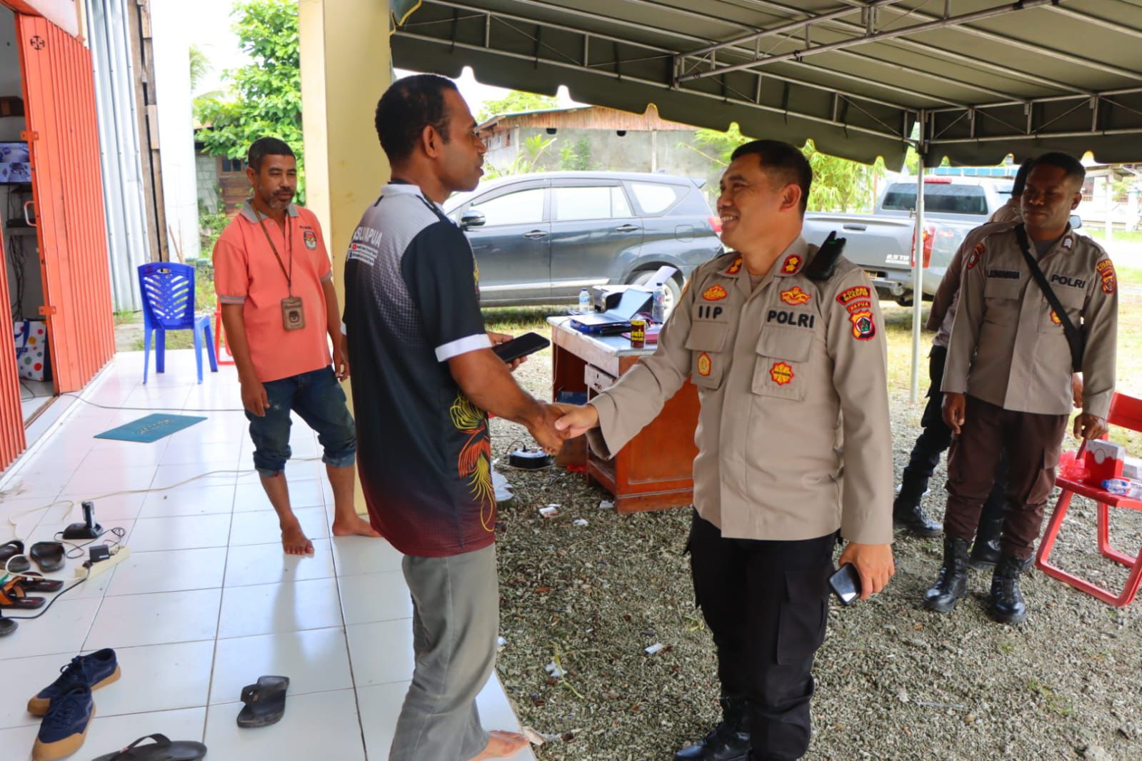 Kapolres Waropen Tinjau PAM Gudang Logistik KPU Saat Penyortiran  Dan Pelipatan Surat Suara PSU Pilgub Papua.