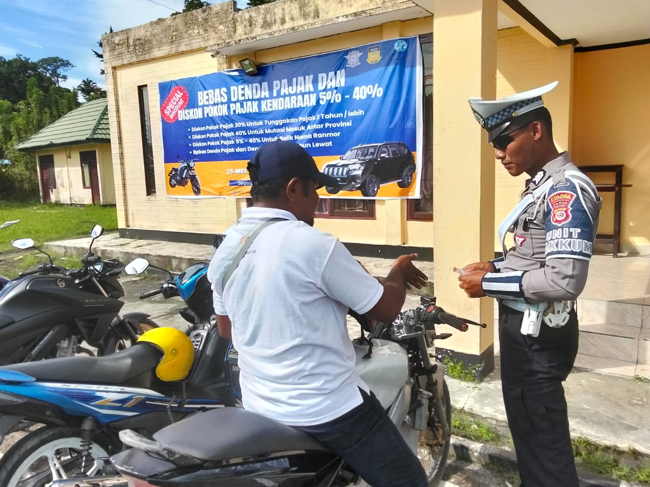 OPERASI PATUH CARTENZ 2025 HARI KE-11, POLRES WAROPEN TERTIBKAN PENGENDARA RANMOR DI DEPAN MAPOLRES WAROPEN