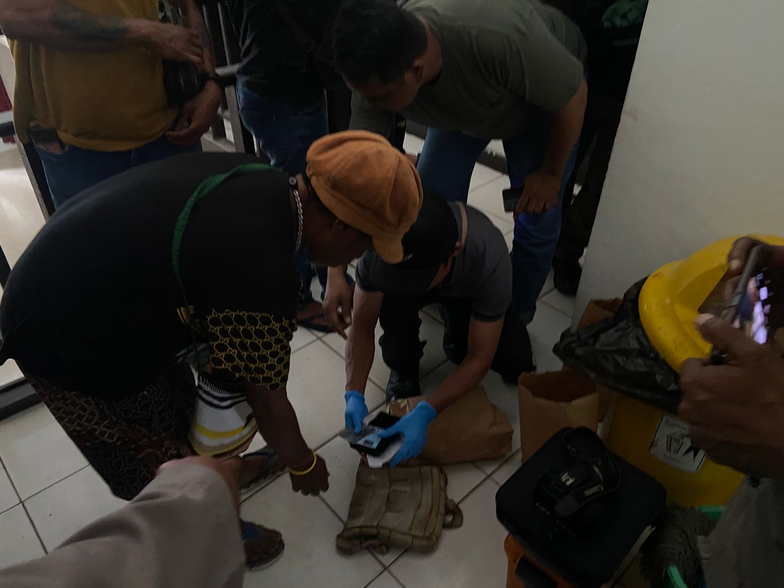 Polsek Mimika Baru Dibantu Tim Inafis Polres Mimika Olah TKP Penemuan Mayat di Hotel Global Timika