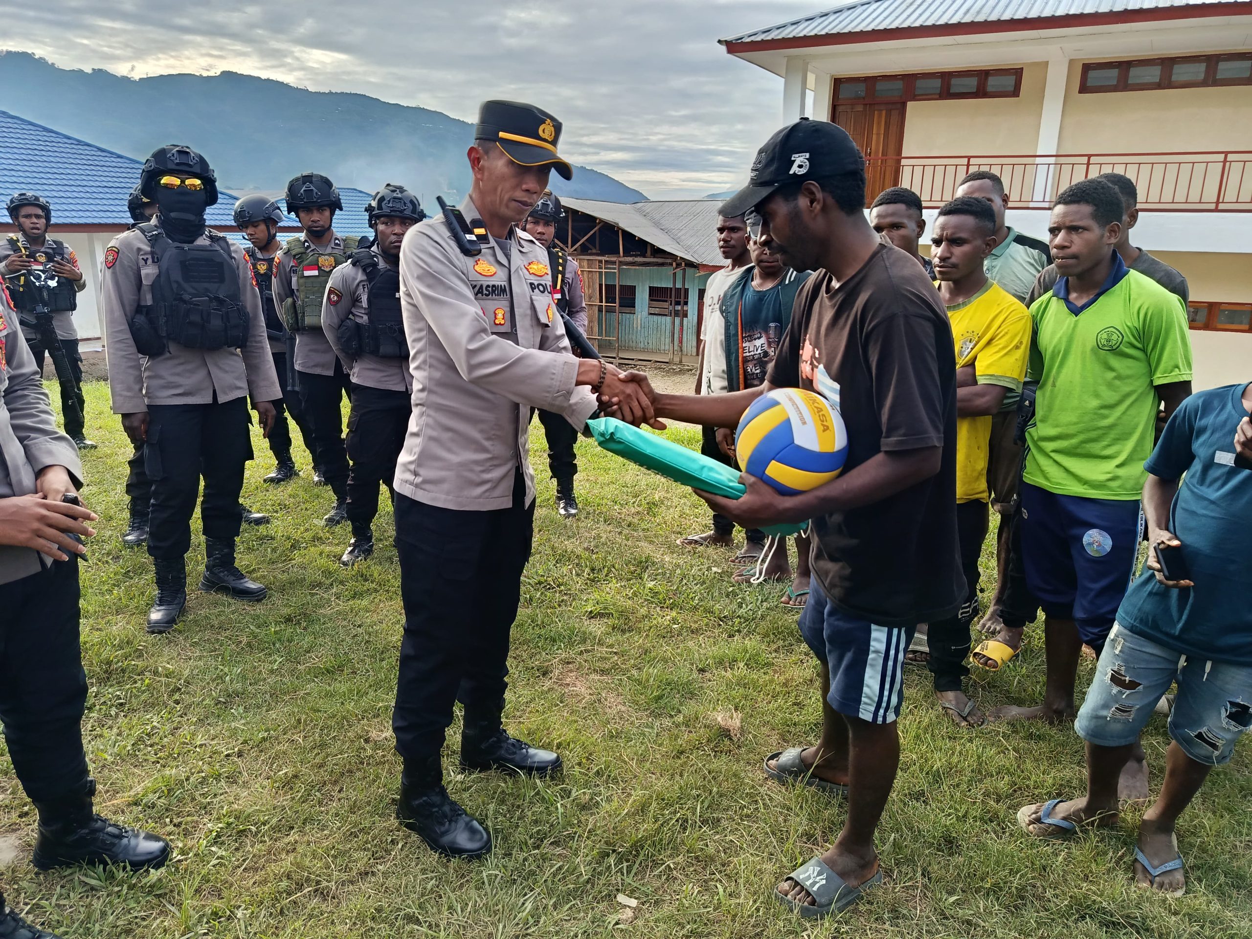 Polres Tolikara Gelar Patroli Sambang dan Serahkan Sarana Olahraga ke Siswa SMA YPPK Karubaga