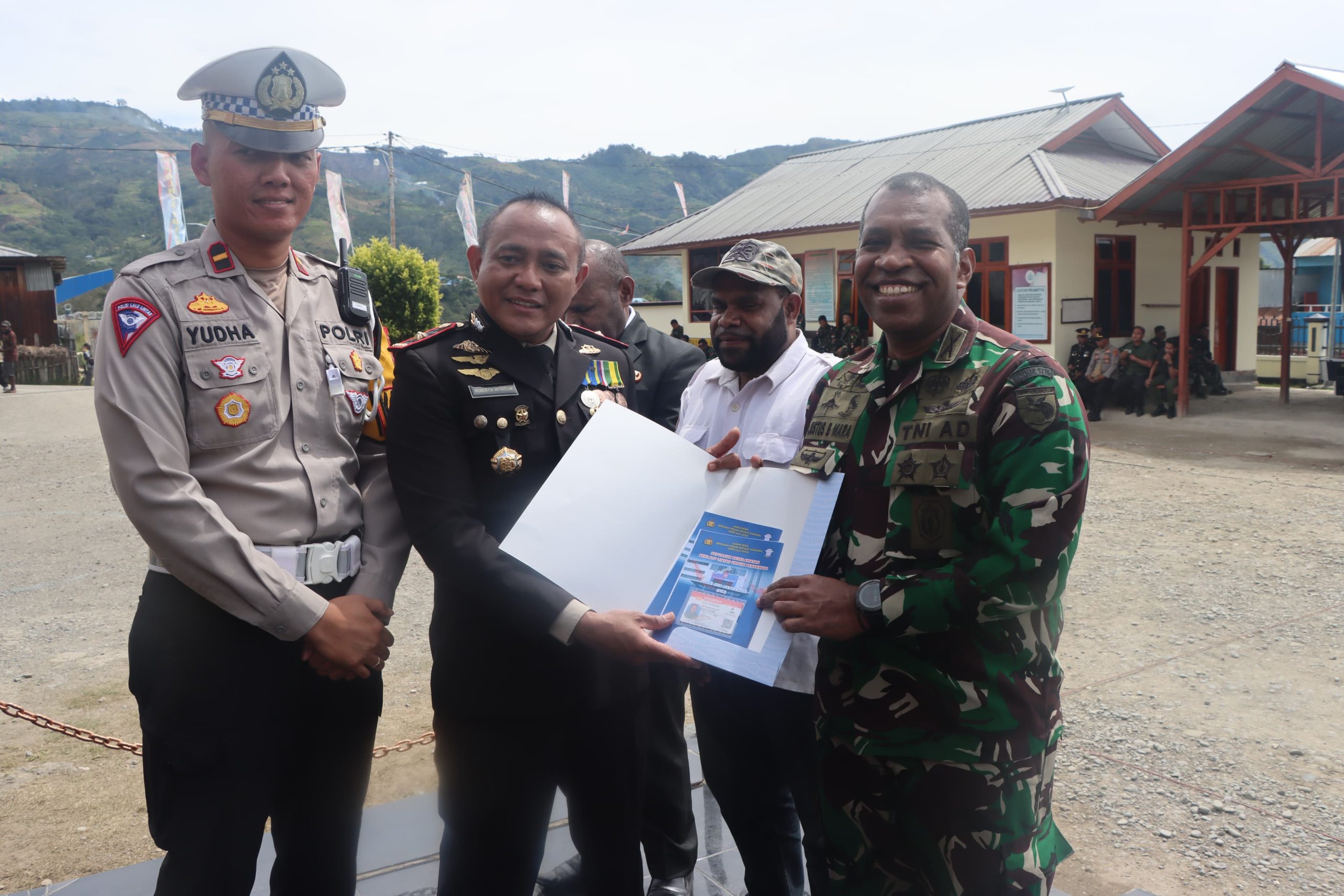 Dihari Bhayangkara Ke – 79, Polres Tolikara Berikan SIM Gratis Kepada Bupati Dan Wakil Bupati Tolikara, Dandim 1716 Dan 1 Masyarakat Yang Lahir Pada 1 Juli
