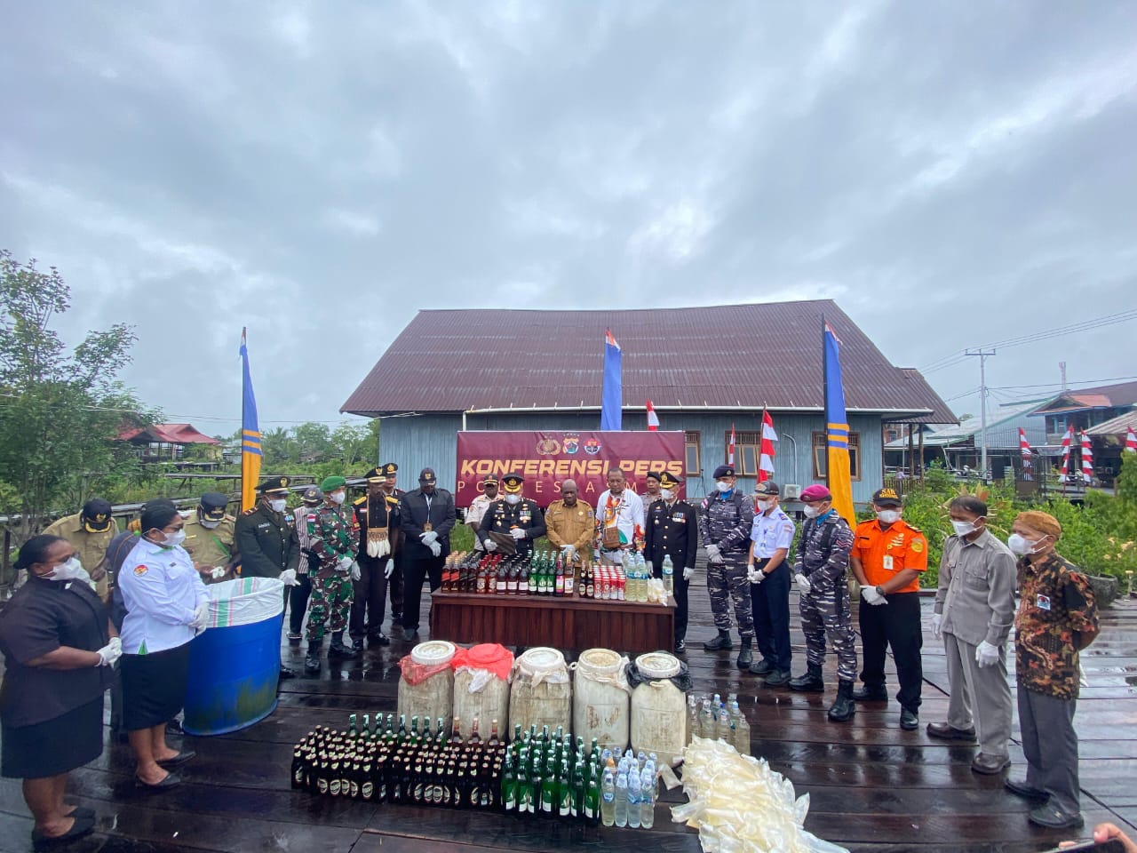 Kapolres Asmat Pimpin Konferensi Pers Pemusnahan Ratusan Liter Miras.