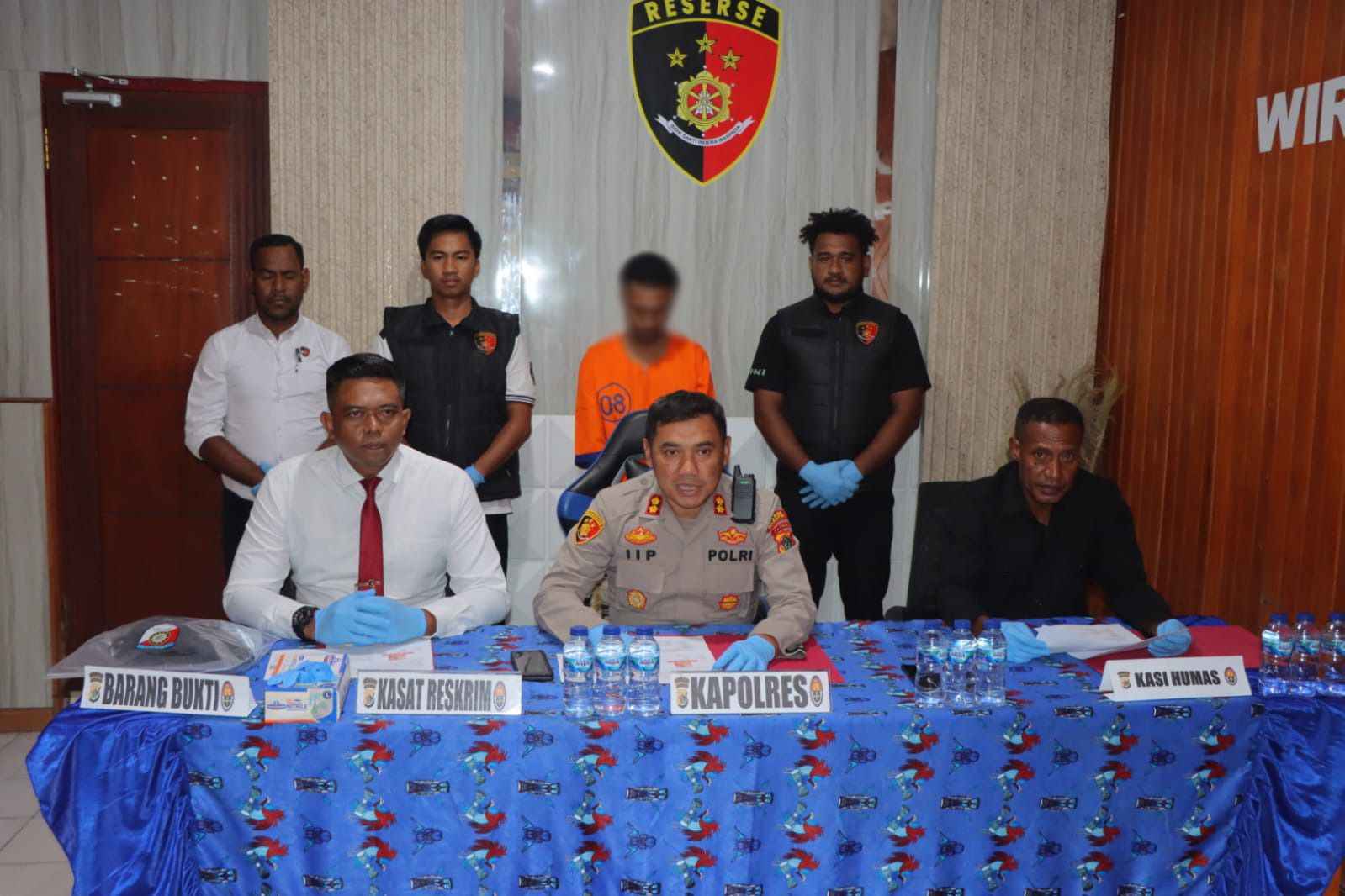 Kapolres Waropen Rilis Kasus Penganiayaan Dengan Pisau Dapur Di Kampung Urfas II.