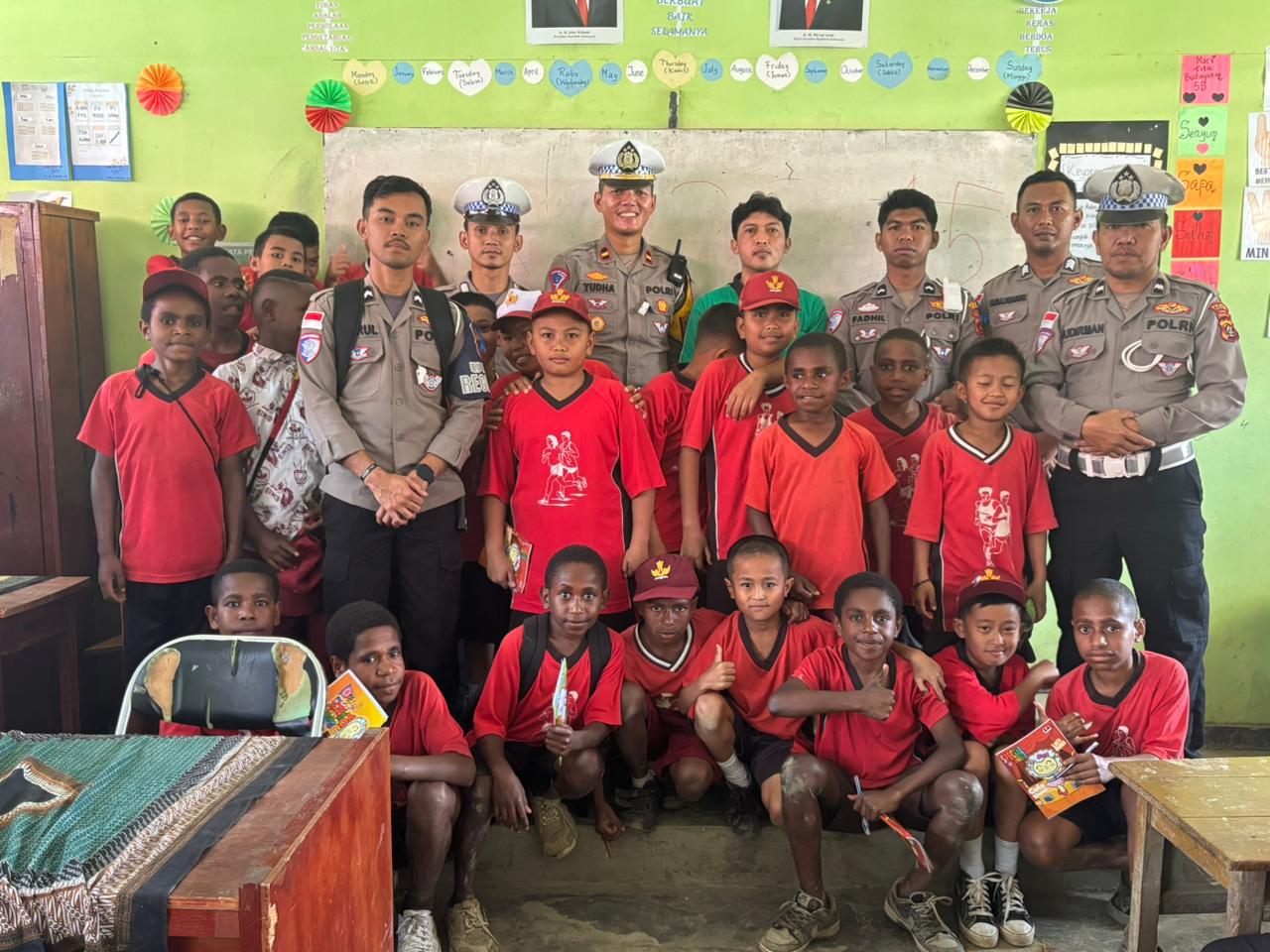 Sat Lantas Polres Tolikara Laksanakan Binluh Dan Edukasi Tertib Berlalu Lintas Sejak Dini Di SDN Karubaga