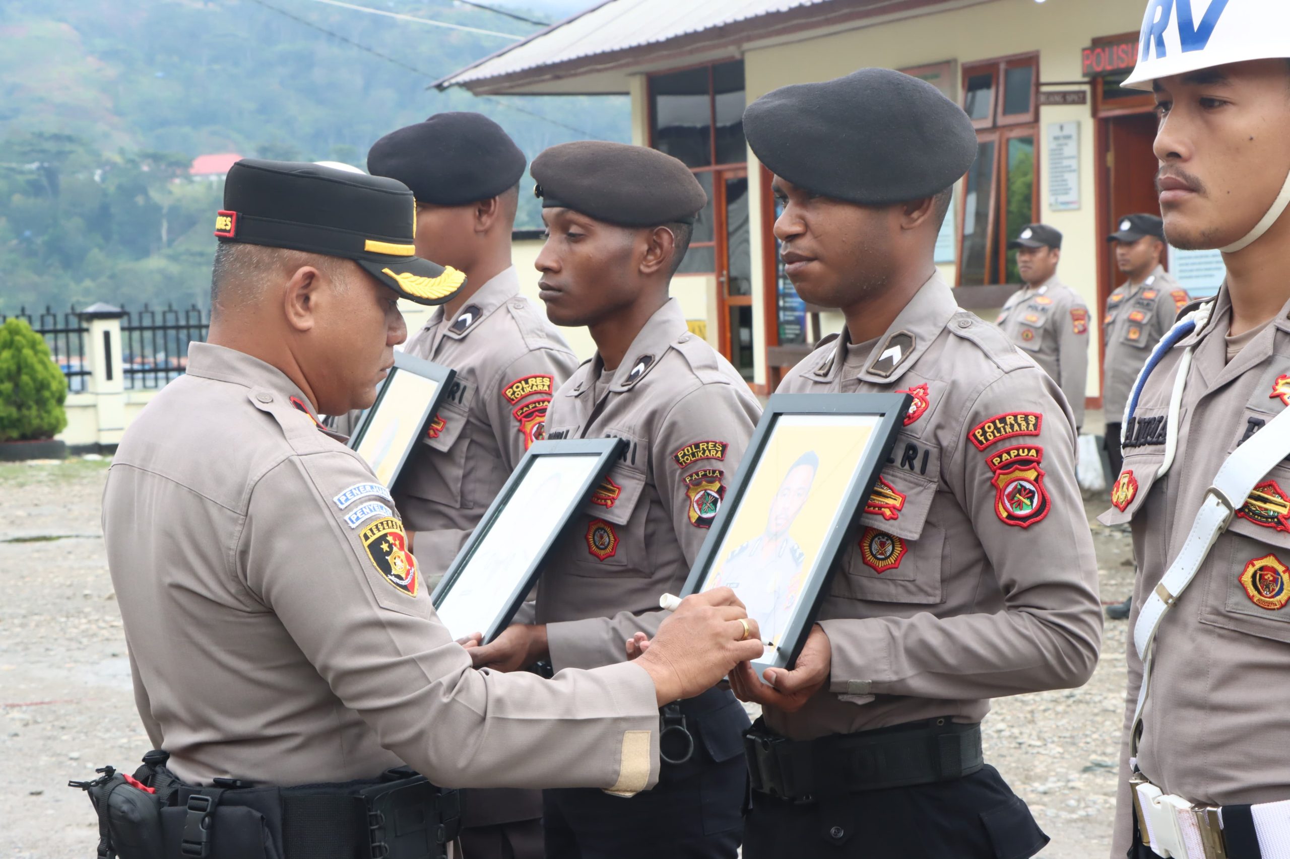 Kapolres Tolikara Pimpin Upacara PTDH Terhadap 3 Personel Polres Tolikara