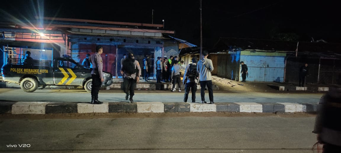 POLRES MERAUKE GELAR PATROLI CIPTA KONDISI DAN LAKSANAKAN RAZIA SAJAM DAN MIRAS DI TEMPAT RAWAN