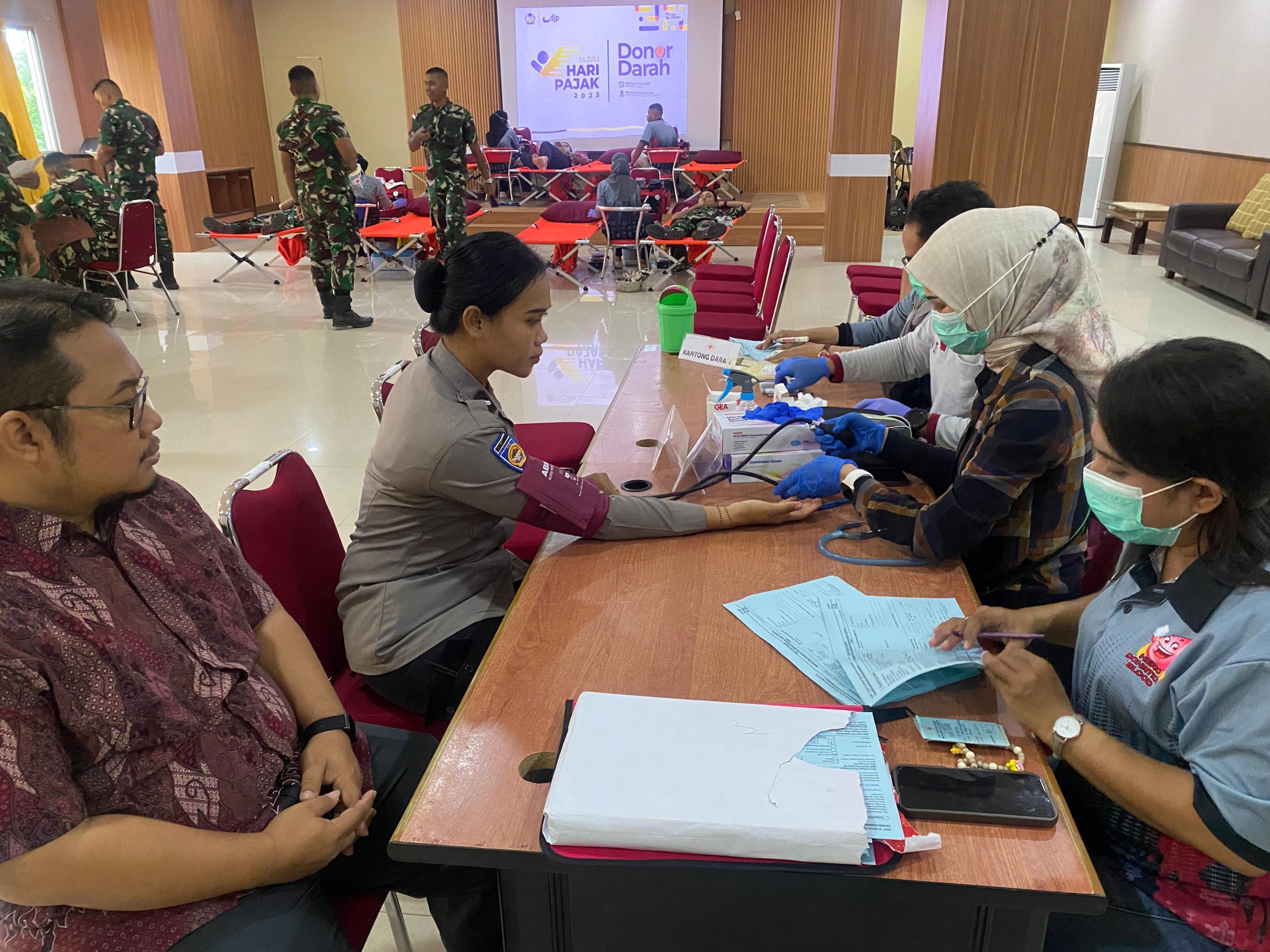 Personil Polres Merauke Ikuti kegiatan donor darah dalam rangka Peringatan Hari Pajak Tahun 2025