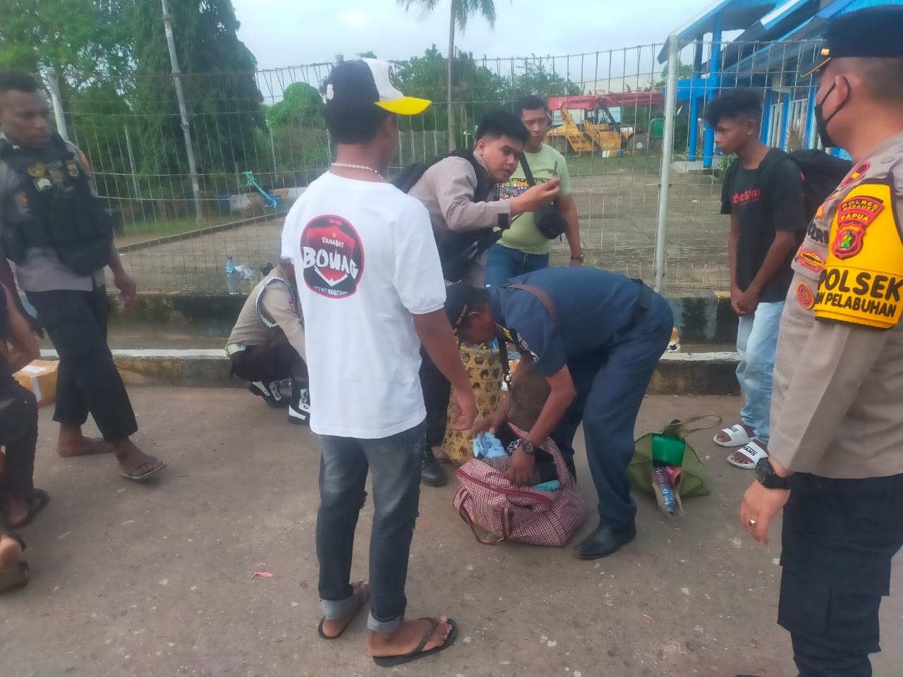Polsek KPL Merauke Berhasil amankan Miras saat Kedatangan KM. SIRIMAU di Pelabuhan Yos Sudarso Merauke