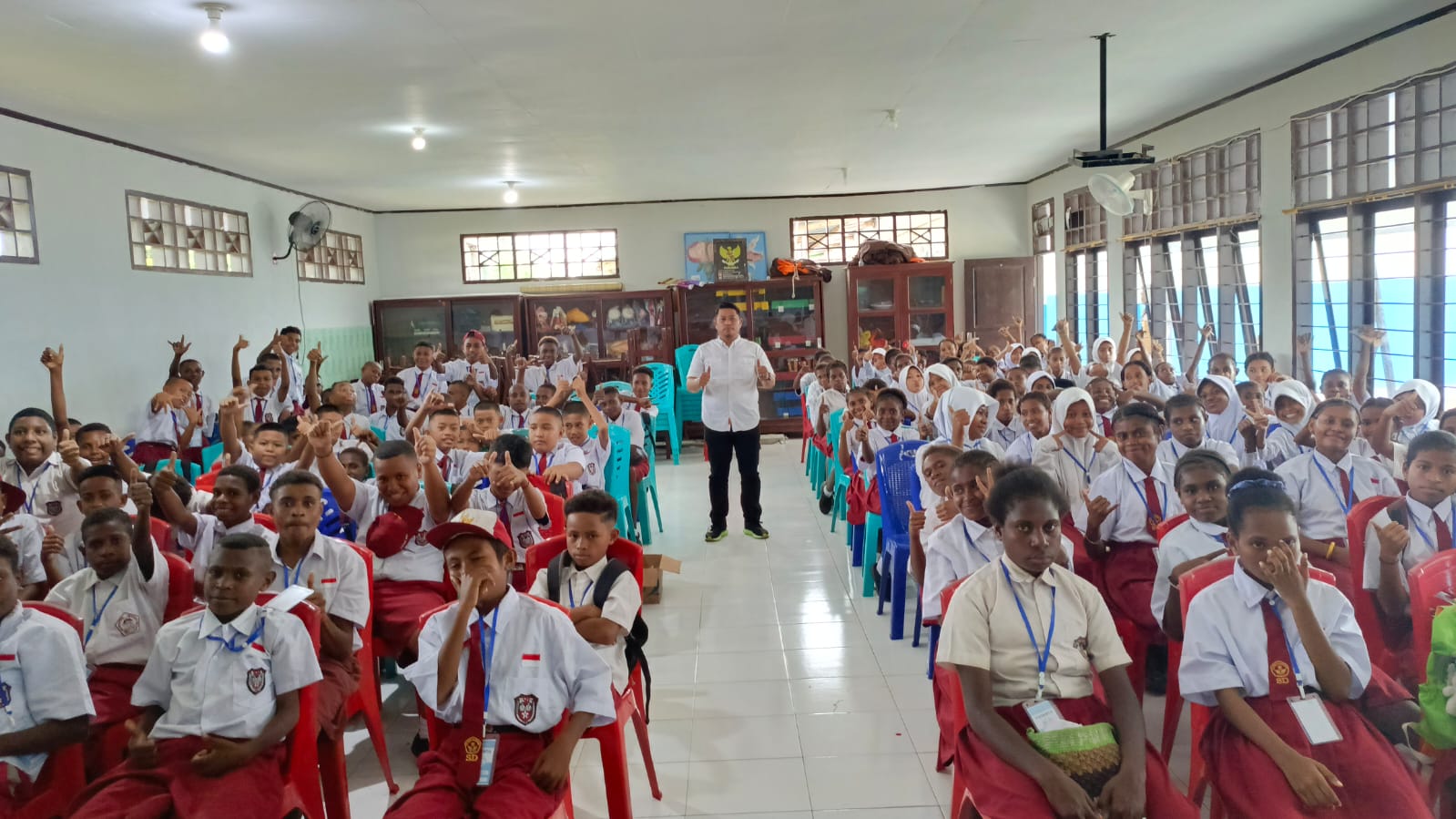 Polsek Mimika Timur Gelar Penyuluhan Bahaya Narkoba, Kekerasan, Judi dan Bullying di SMPN 1 Mapurjaya