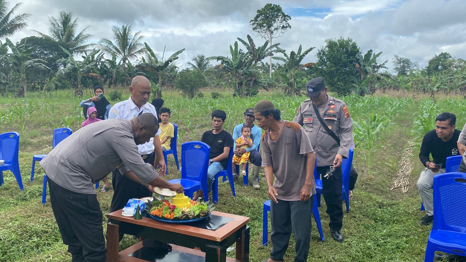 Kapolsek Mimika Timur Gelar Pemotongan Tumpeng Bersama Petani dalam Rangka Syukuran Hari  Bhayangkara ke-79.