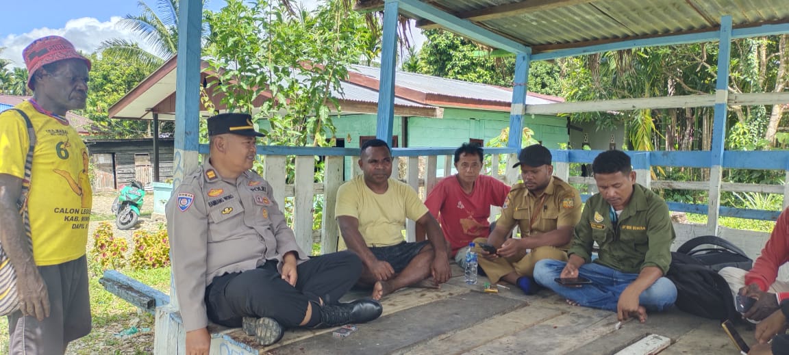 Sat Binmas Polres Mimika Lakukan Sambang Dan Sosialisasi Nomor Layanan 110 Di Kampung Damai.