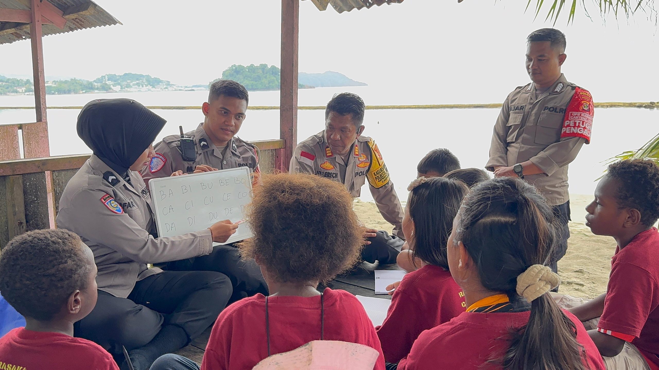 Belajar Ditemani Suasana Pantai, Operasi Rasaka Cartenz Hadirkan Metode Belajar yang Menyenangkan untuk Anak-anak