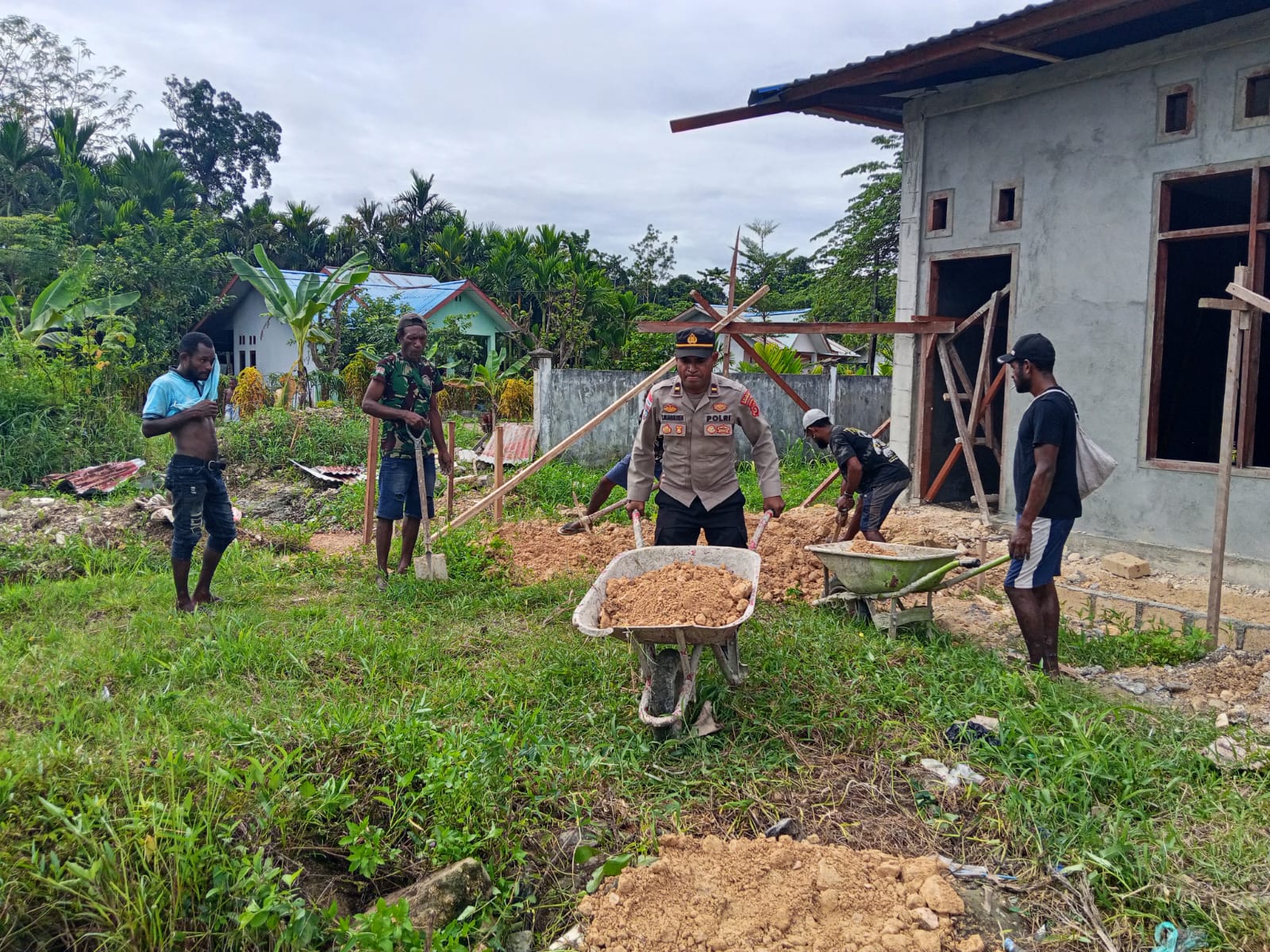 Mempererat Kebersamaan, Bhabinkamtibmas Kampung Mosso Kerja Bakti Bersama Warga