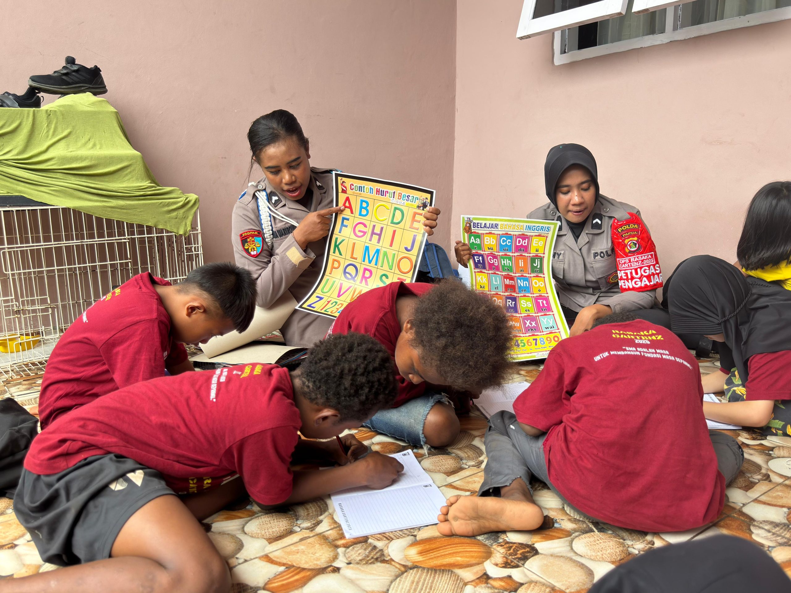 Polisi Pi Ajar Hadir Merangkul Anak-anak Putus Sekolah Dengan Belajar Bersama