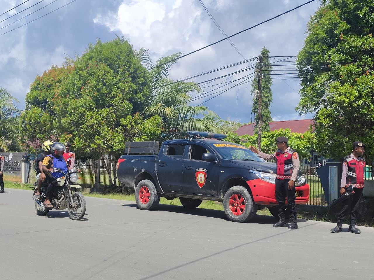 Sat Samapta Polres Sarmi Laksanakan Patroli Dialogis, Ciptakan Rasa Aman di Tengah Kegiatan Pembangunan
