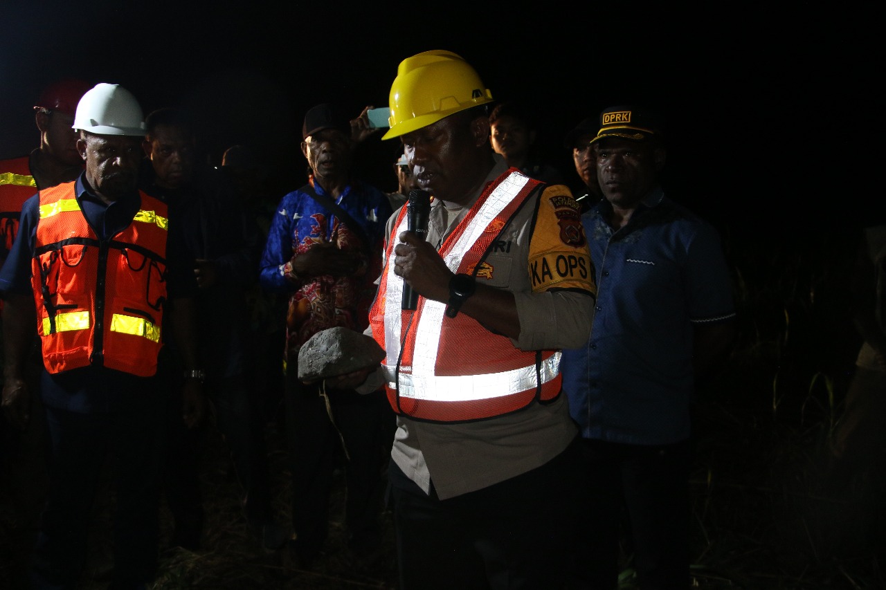 KUNJUNGAN KAPOLRES JAYAPURA DAN BUPATI DI KANTOR KLASIS GKI NAWA WIRWAY DAN PELETAKAN BATU PERTAMA PERUMAHAN PASTORI