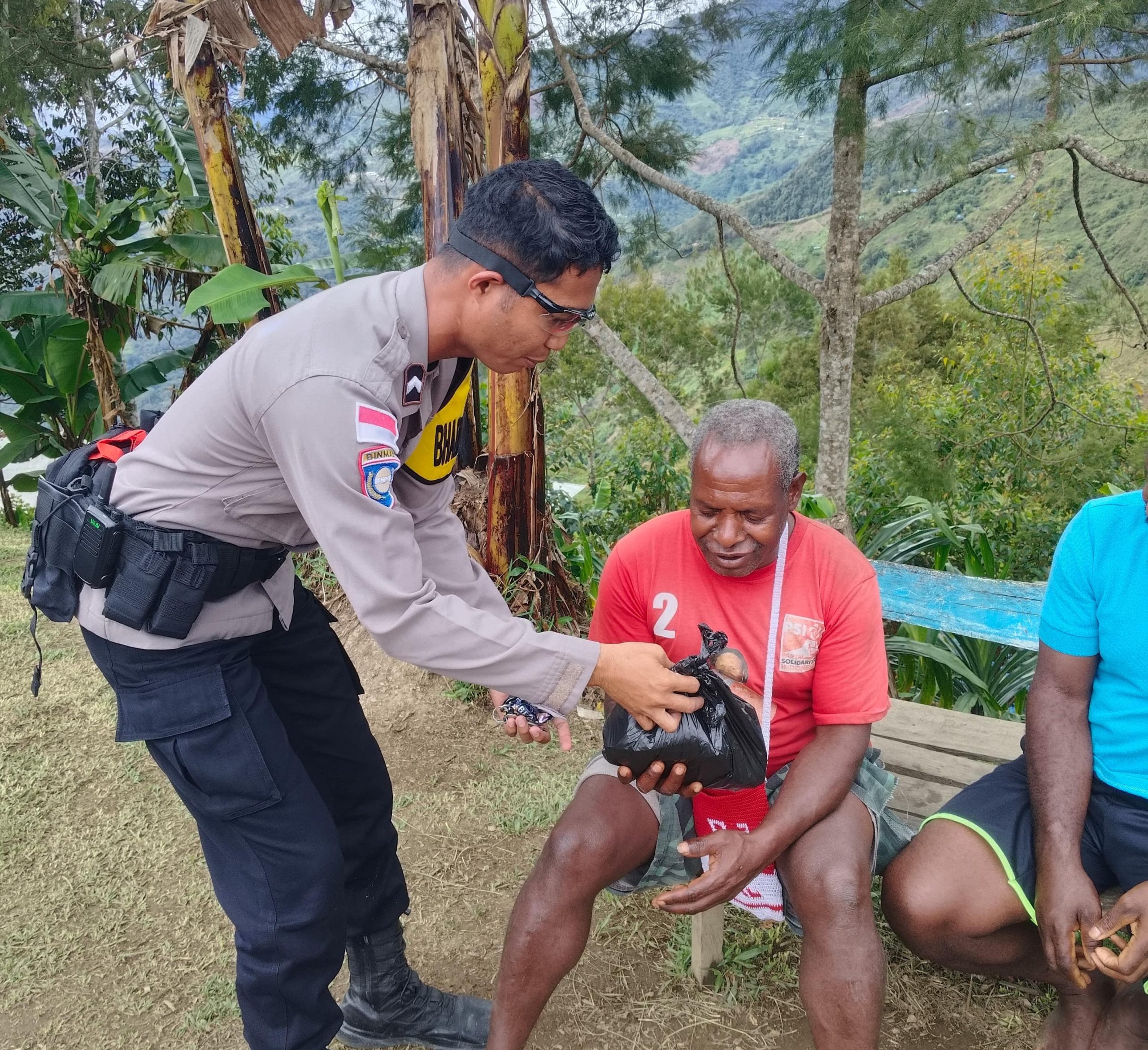 Sambangi Desa Binaan, Bhabinkamtibmas Polres Tolikara Ajak Masyarakat Sadar Akan Keamanan Lingkungan Dan Selalu Hidup Rukun