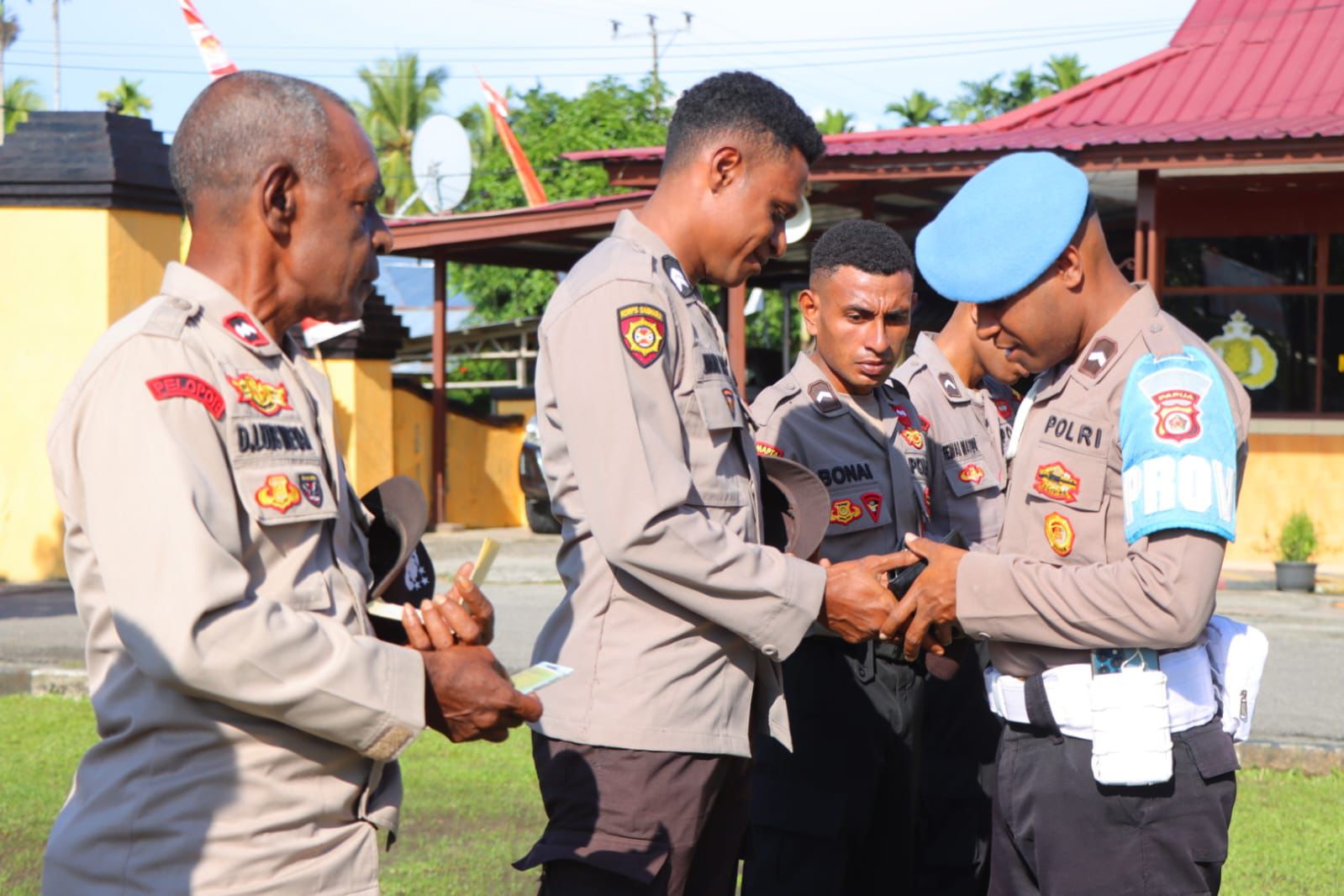 POLRI PRESISI, POLRES WAROPEN GELAR GAKTIBLIN BERUPA PEMERIKSAAN SIKAP TAMPANG DAN KELENGKAPAN LAINNYA.