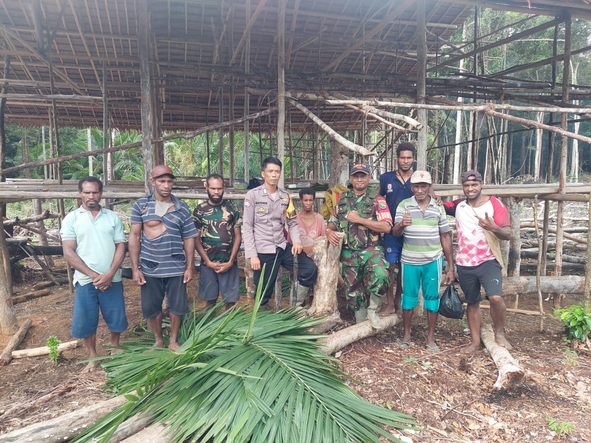 Polri Dukung Kelompok Tani di Distrik Bomakia Lakukan Pengolahan Lahan Ladang