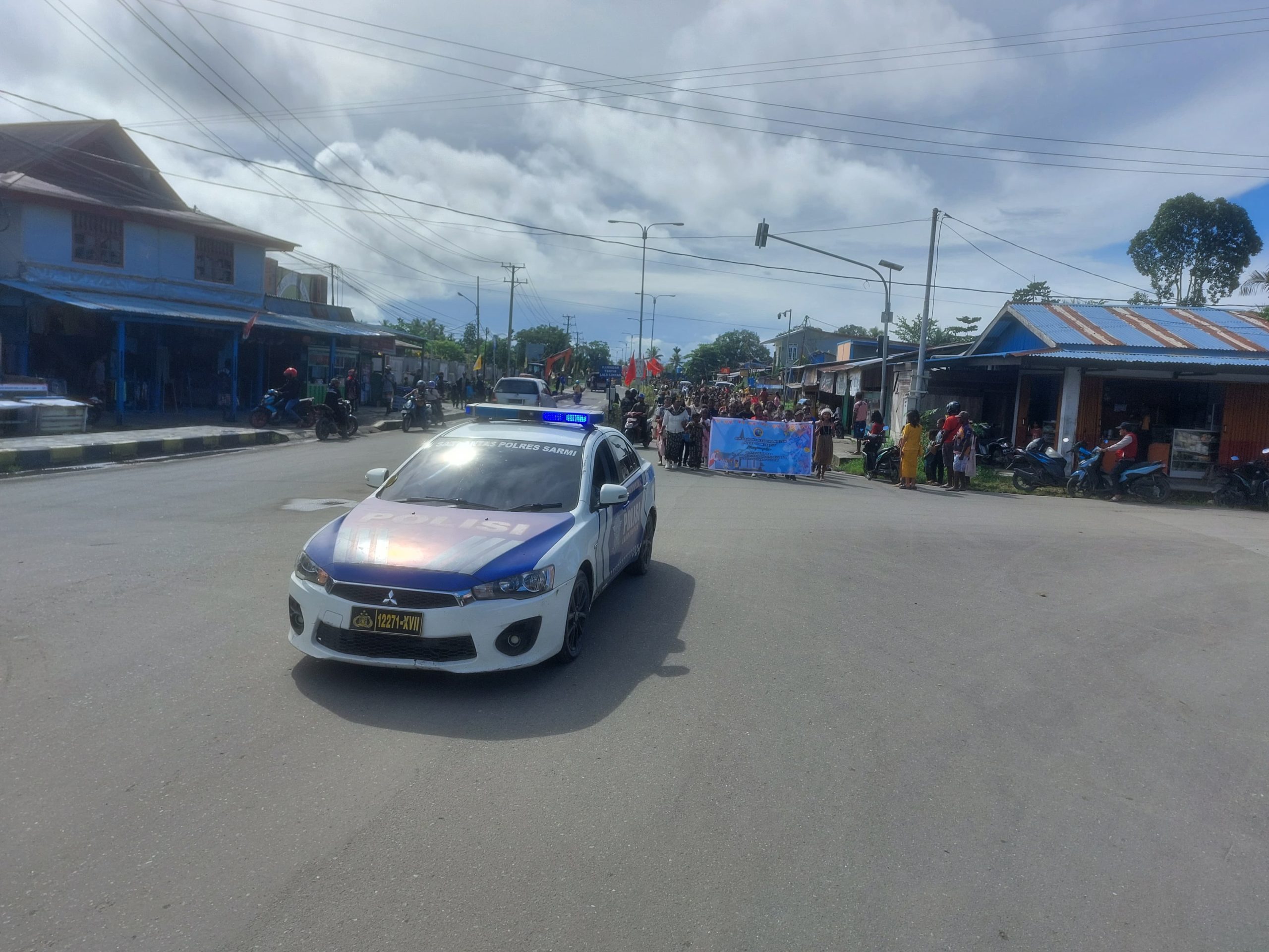 Sat Lantas Polres Sarmi Lakukan Pengawalan Giat Karnaval Dalam Rangka Menyambut Hari Doa Syukur (HDS)