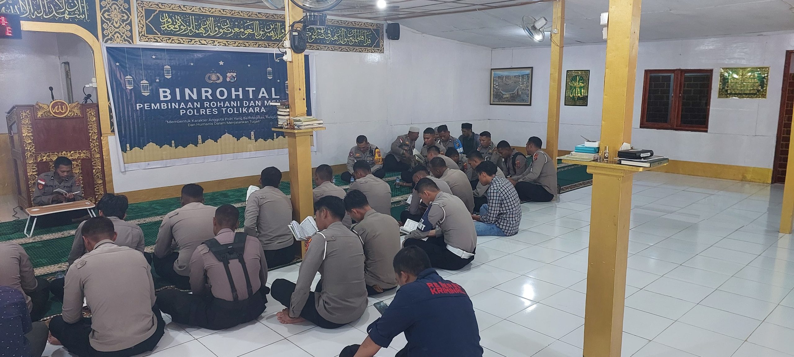Binrohtal Polri : Polres Tolikara Gelar Doa Dan Yasinan Di Masjid Baitul Muttaqin Kota Karubaga
