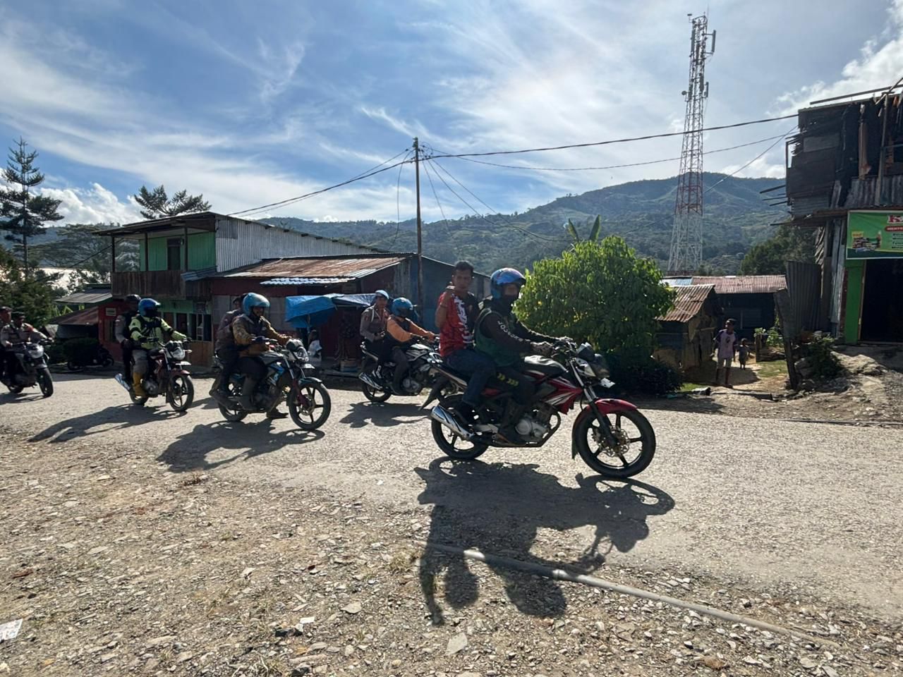 Unik! Polisi Gandeng Tukang Ojek Patroli Keliling Kota Karubaga