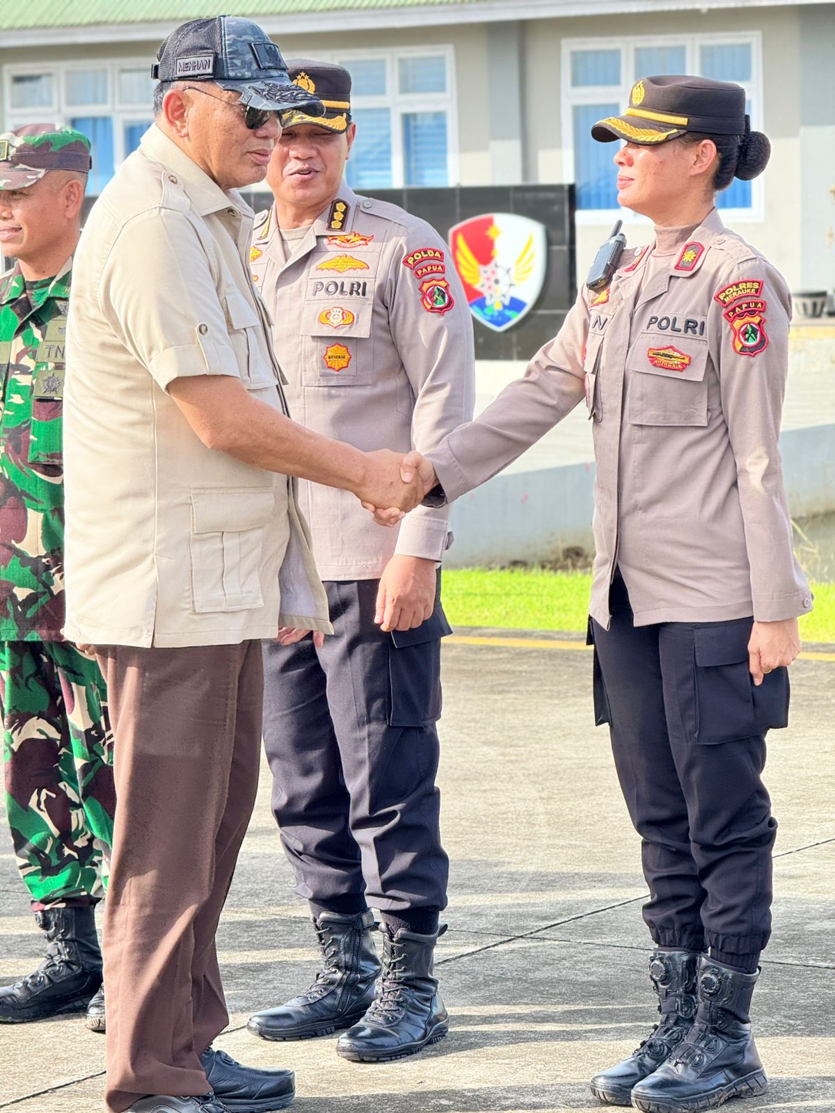 Wakapolres Merauke Kawal Keberangkatan Menhan RI Usai Kunjungan Kerja di Papua Selatan
