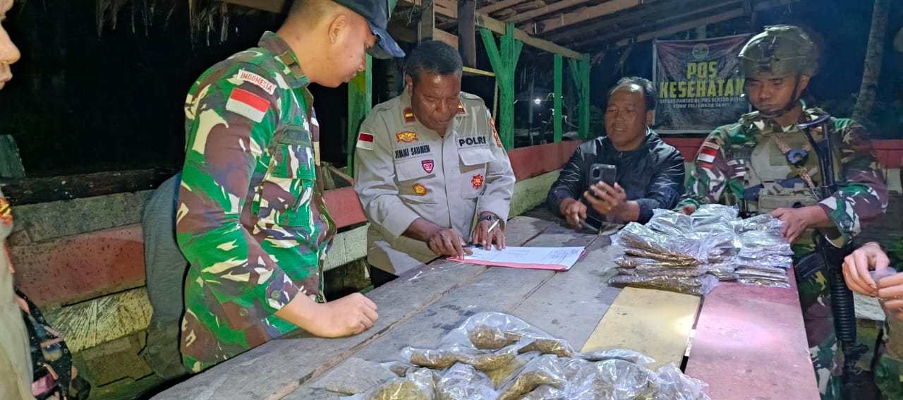 Polsek Arso Timur Terima Penyerahan Barang Bukti 128 Paket Ganja Kering Dari Pos Skofro