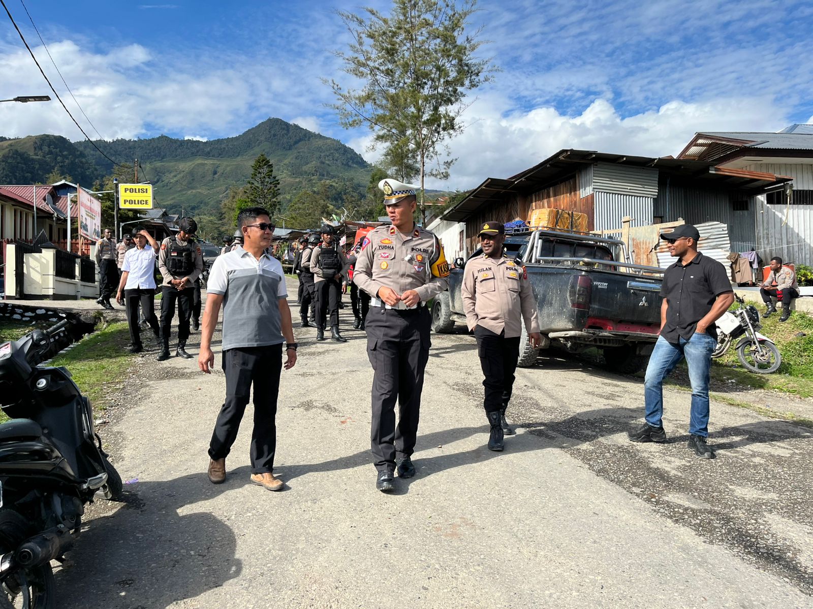 Jamin Keamanan, Tim Patroli Polres Tolikara Gencar Melaksanakan Patroli Di Lingkungan Masyarakat