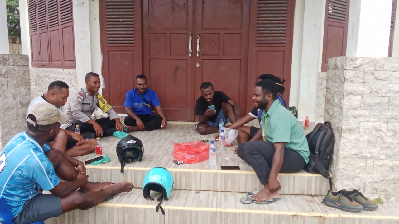 Bhabinkamtibmas Kampung Hangaitji Hadiri Diskusi Pemuda Bahas Kamtibmas Dan Pengembangan Bakat