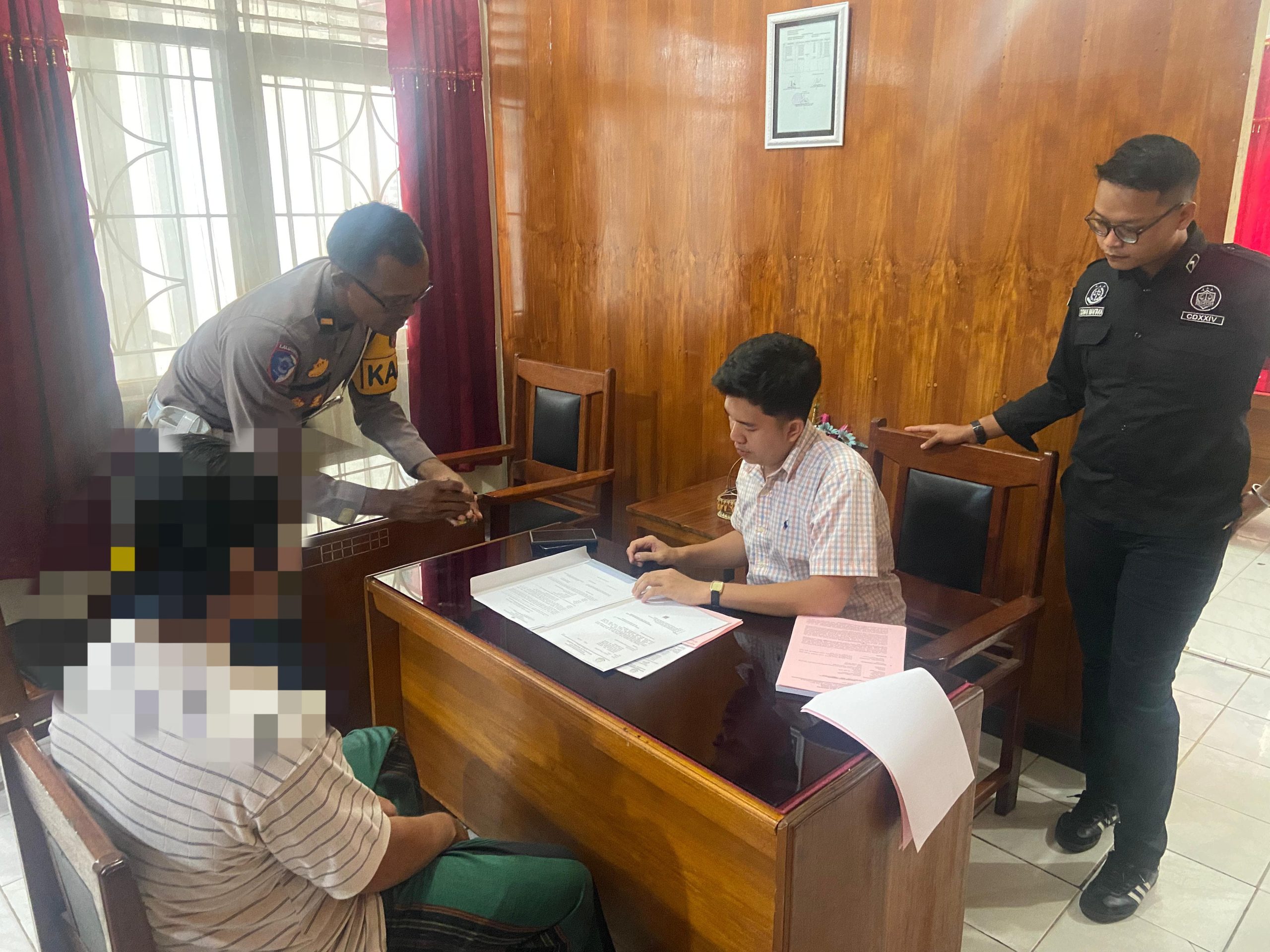 Satlantas Polres Nabire Serahkan Tersangka Kasus Kecelakaan Lalulintas Ke Kejaksaan Negeri Nabire