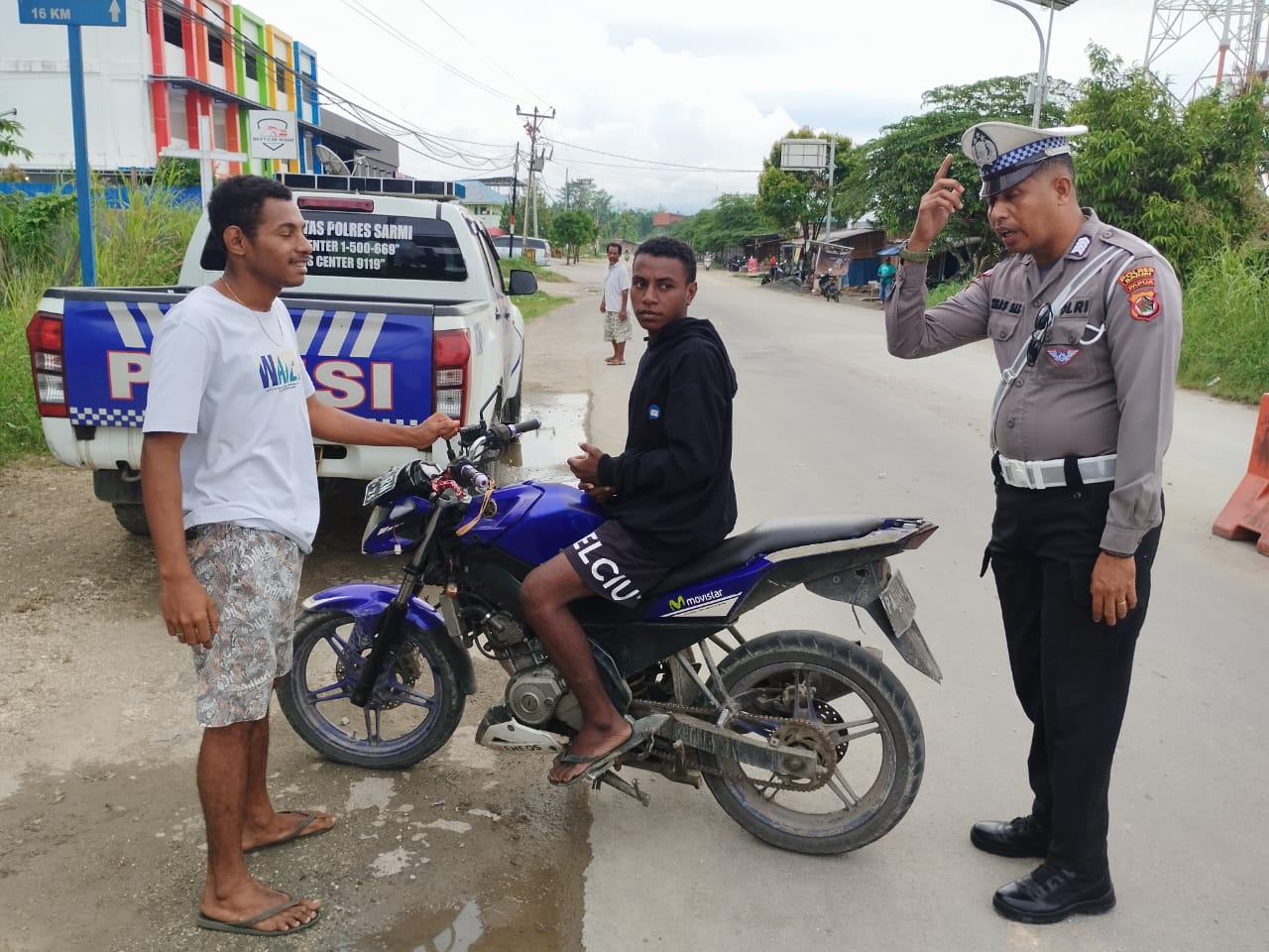 Personel Sat Lantas Polres Sarmi Gelar Kegiatan Strong Point Sore, Wujudkan Kamseltibcar Lantas - Tribatanews POLDA Papua