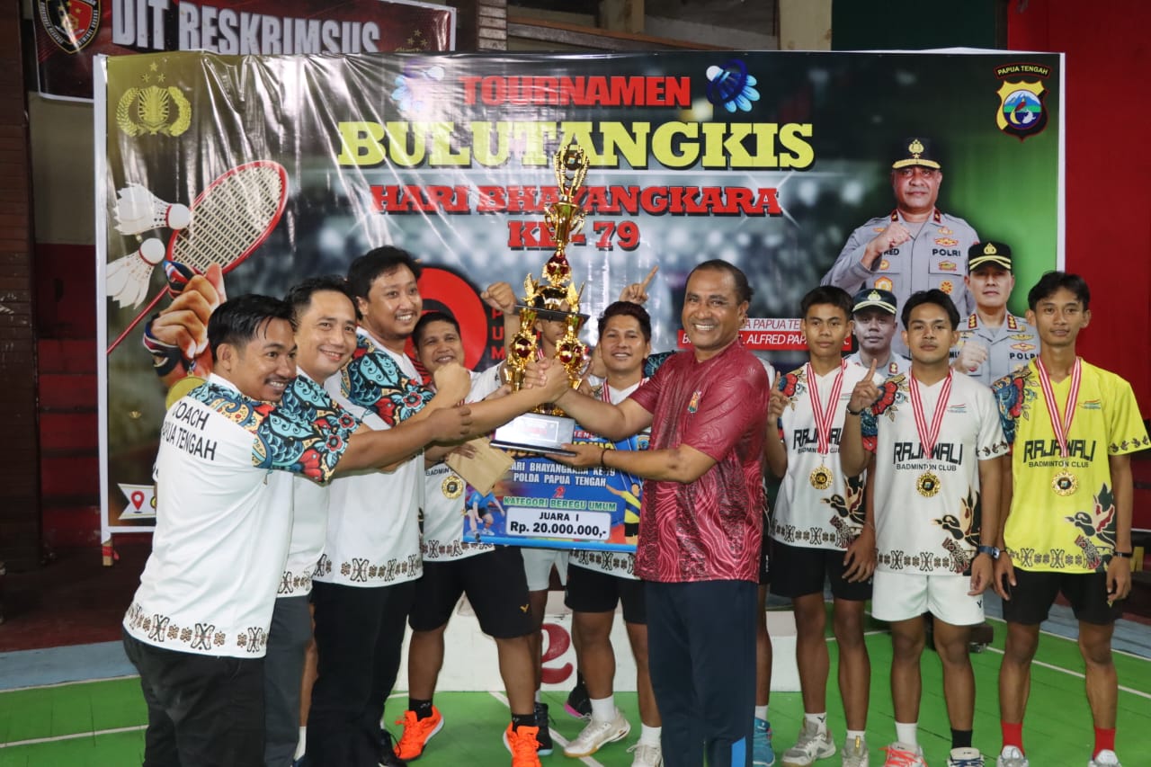 Kapolda Papua Tengah Resmi Menutup Turnamen Bulutangkis Hari Bhayangkara Ke-79 di Nabire