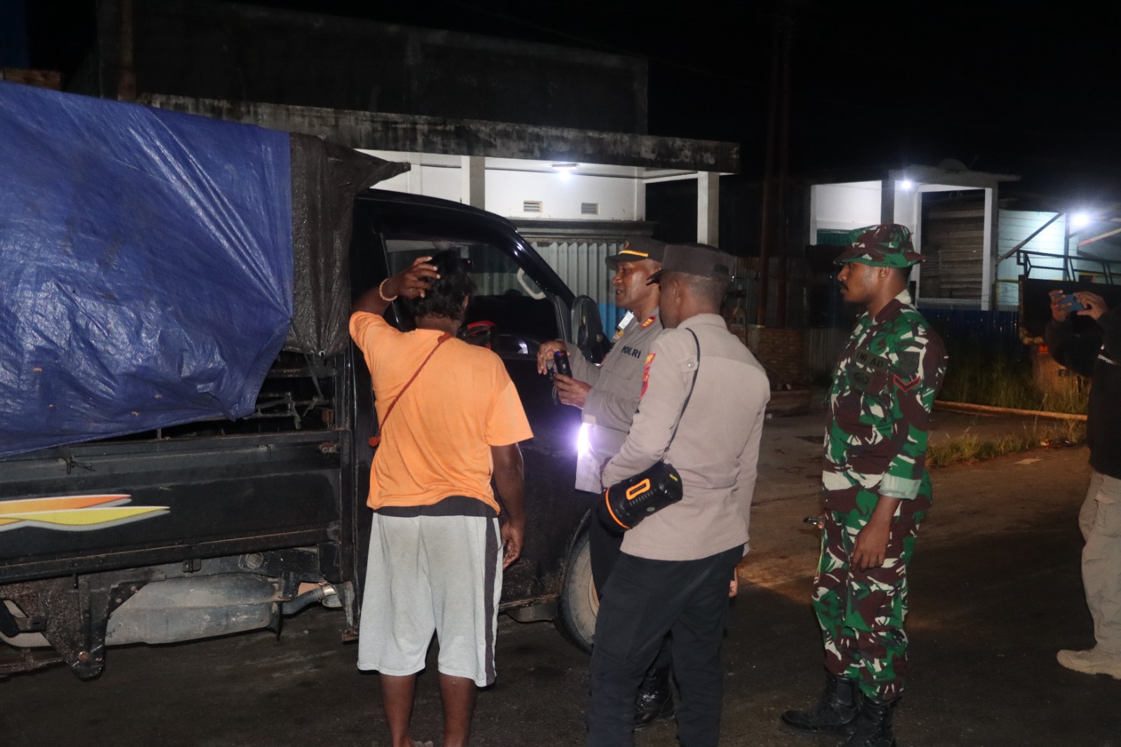 ‎Personil Gabungan Polres Mappi Bersama Kodim 1704 Mappi Gelar Razia Sajam