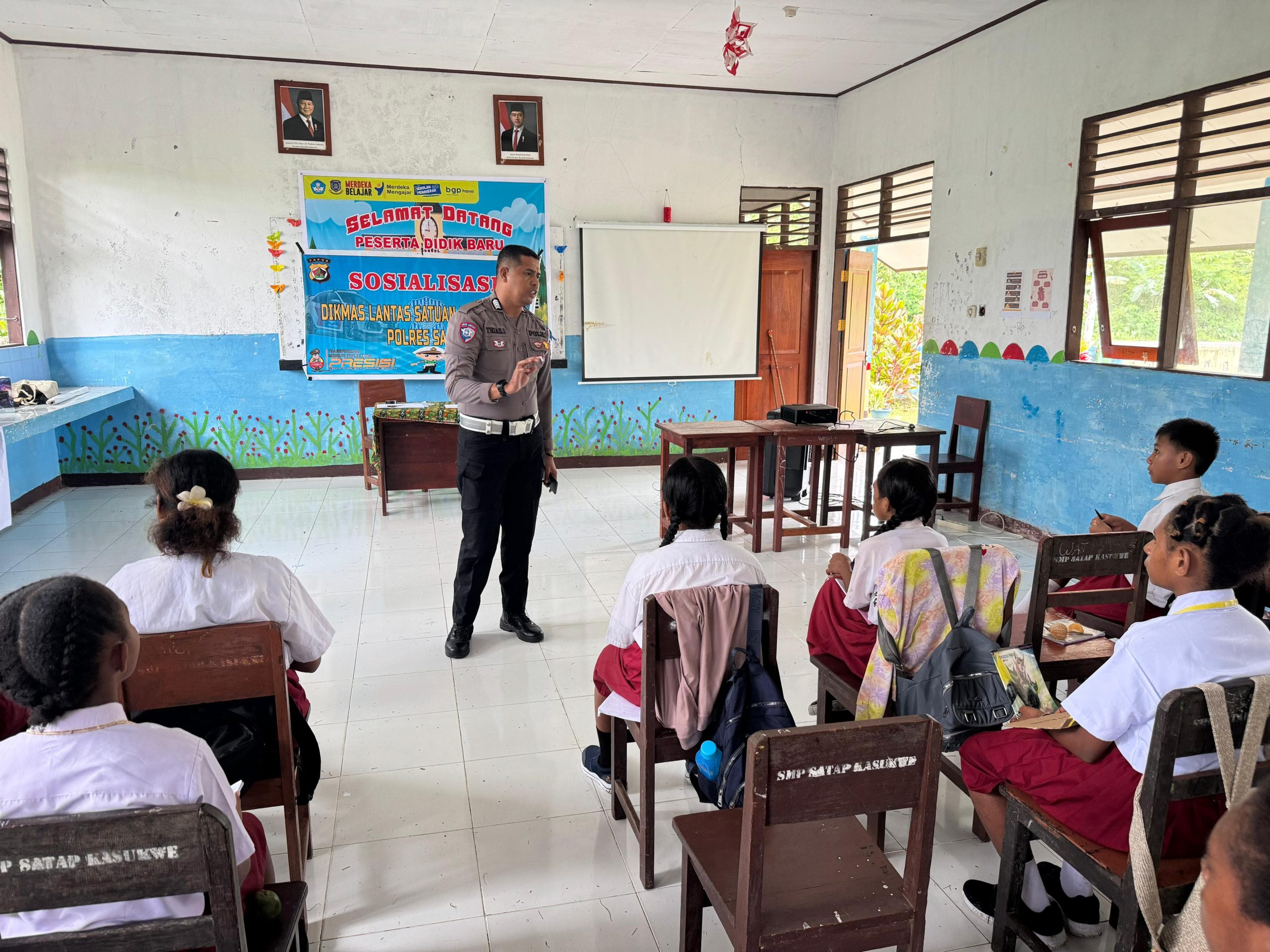 Sat Lantas Polres Sarmi Laksanakan Program “Police Go to School” di SLTP Satu Atap Kasukwe