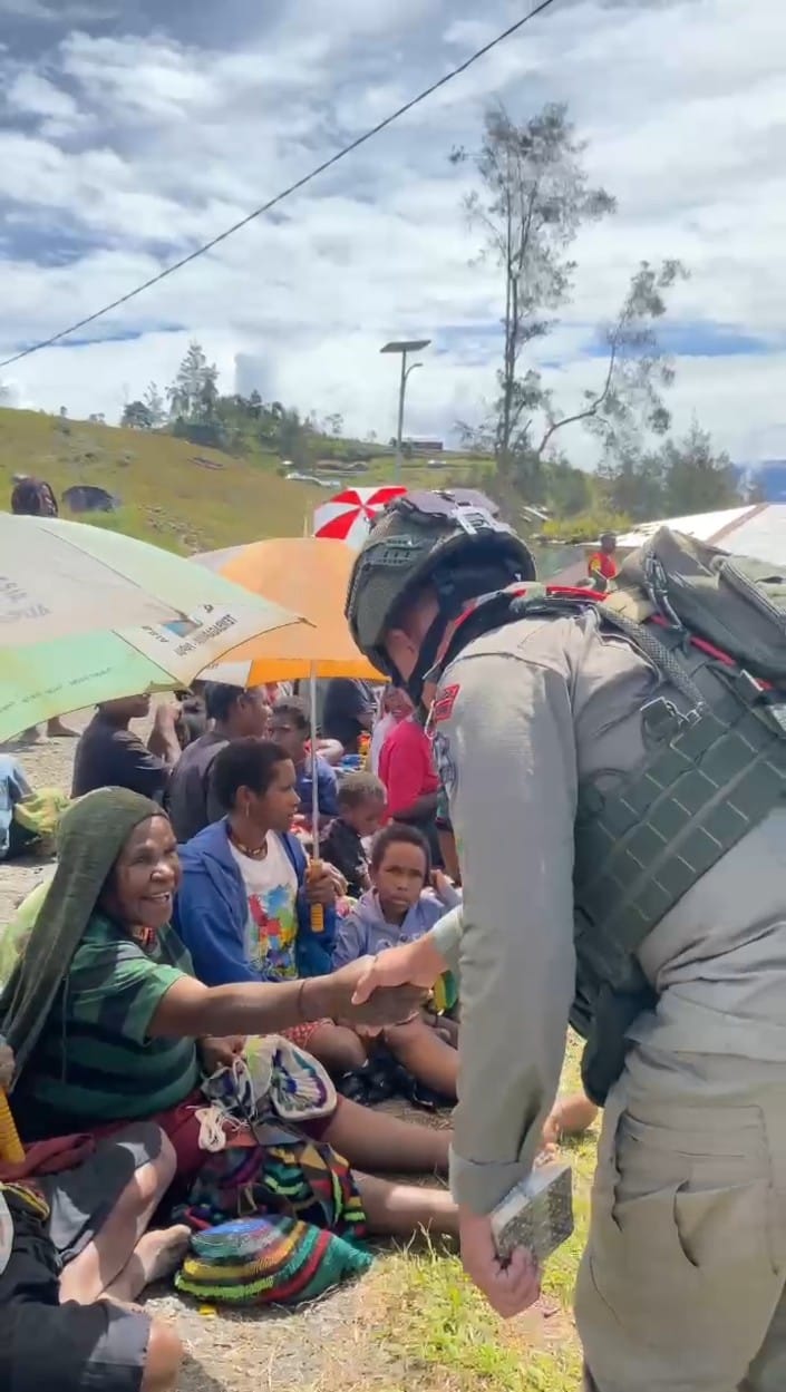 Satgas Ops Damai Cartenz Sambangi Warga Sinak, Hadirkan Rasa Aman dan Kehangatan di Tengah Masyarakat