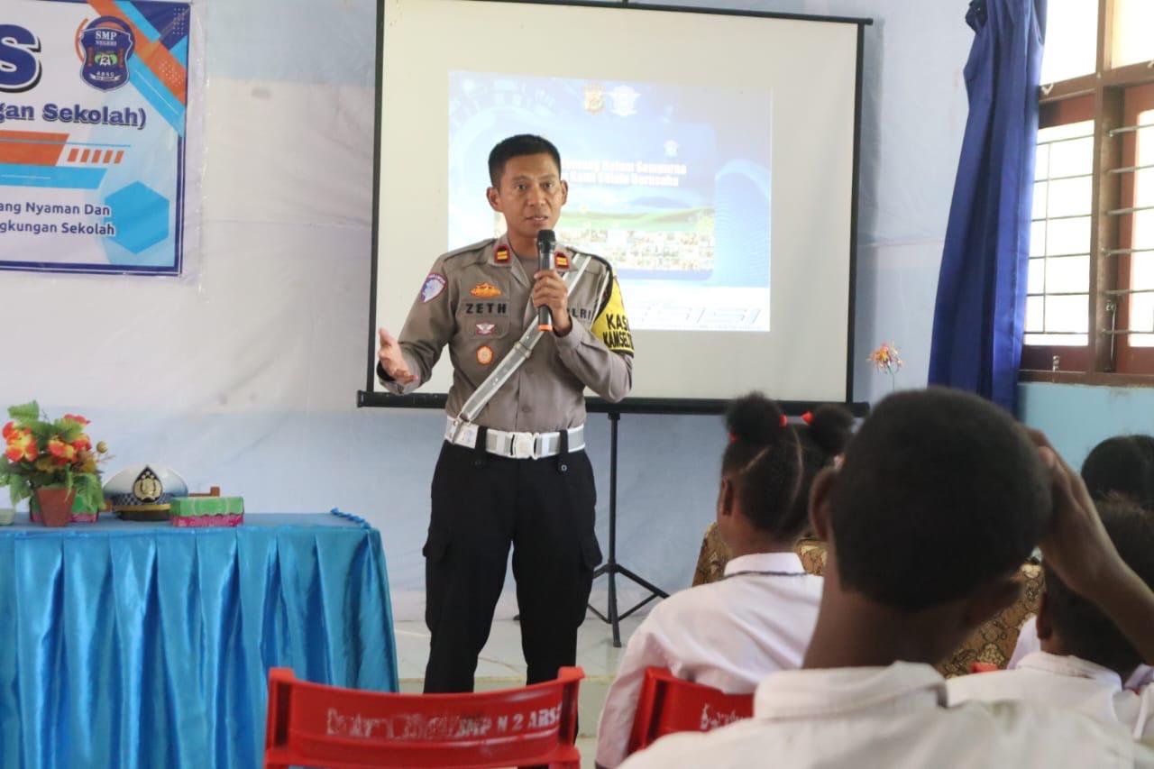 Dalam Rangka Ops Patuh Cartenz 2025 Sat Lantas Polres Keerom Berikan sosialisasi Tertib Berlalu Lintas Pada Generasi Muda