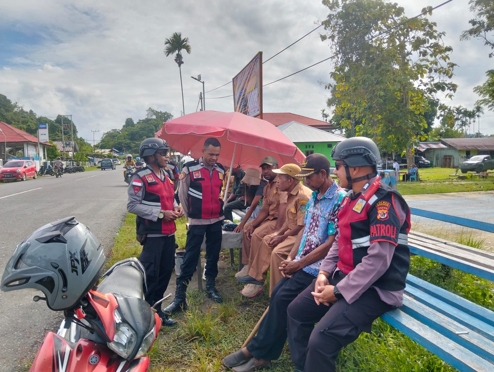 Polres Waropen Gelar Patroli Dialogis, Ciptakan Situasi Kamtibmas Yang Kondusif