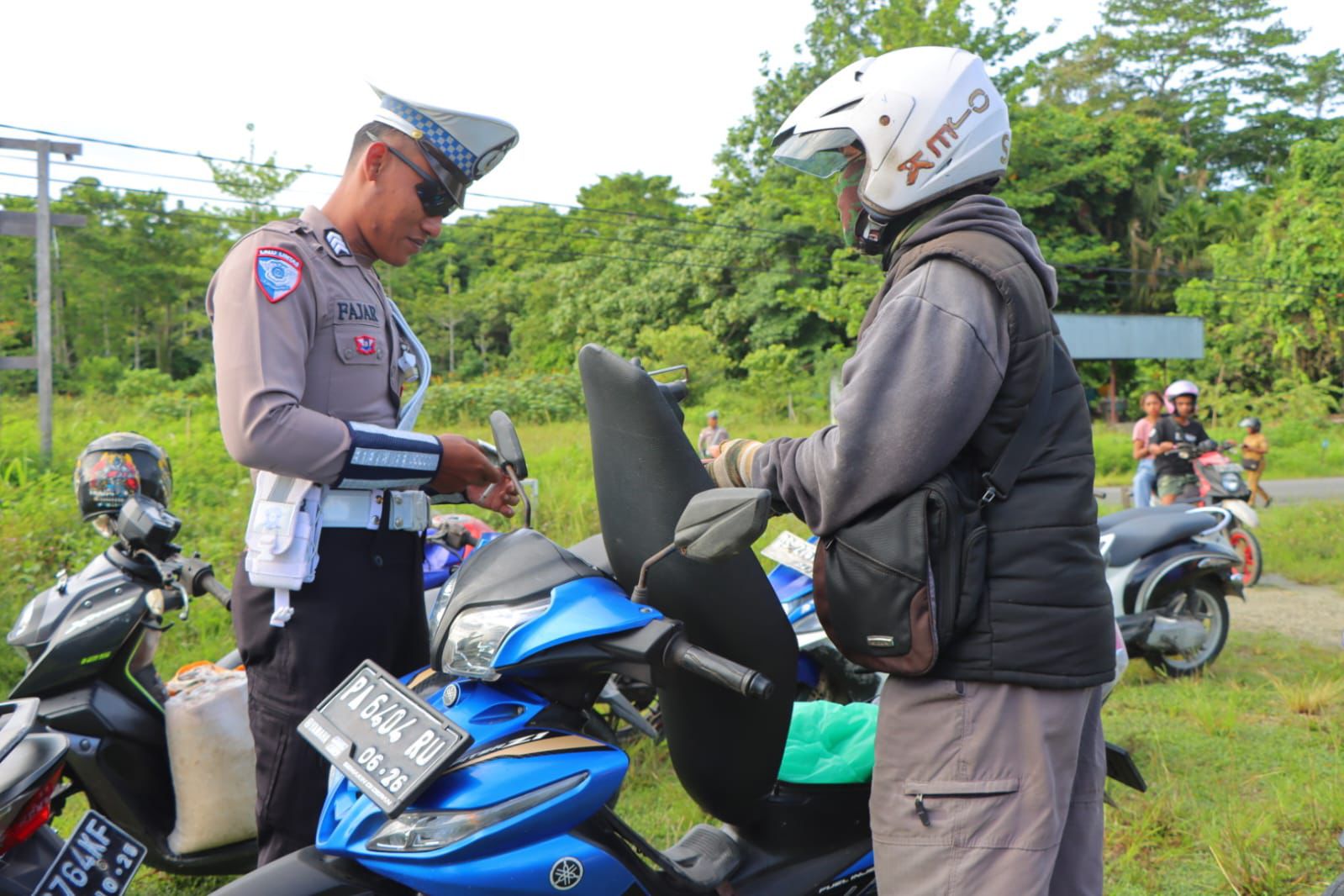 Operasi Patuh Cartenz 2025 Hari Ke-2, Polres Waropen Tertibkan Pengendara Ranmor Di Kampung Nonomi