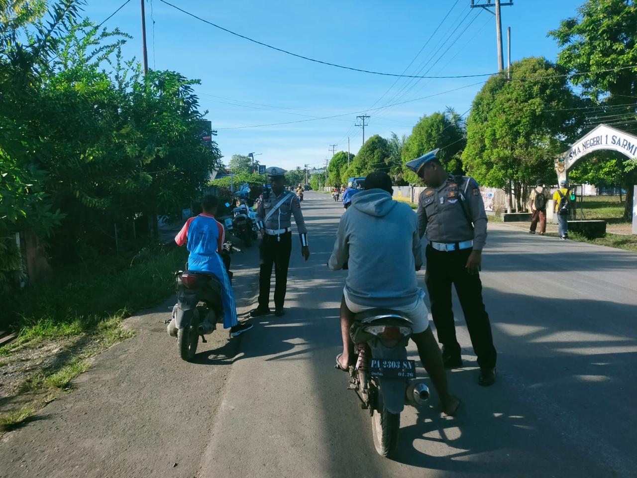Sat Lantas Polres Sarmi Gelar Operasi Patuh Cartenz 2025 hari ke 5 (Lima) di Depan SMAN 1 Mararena