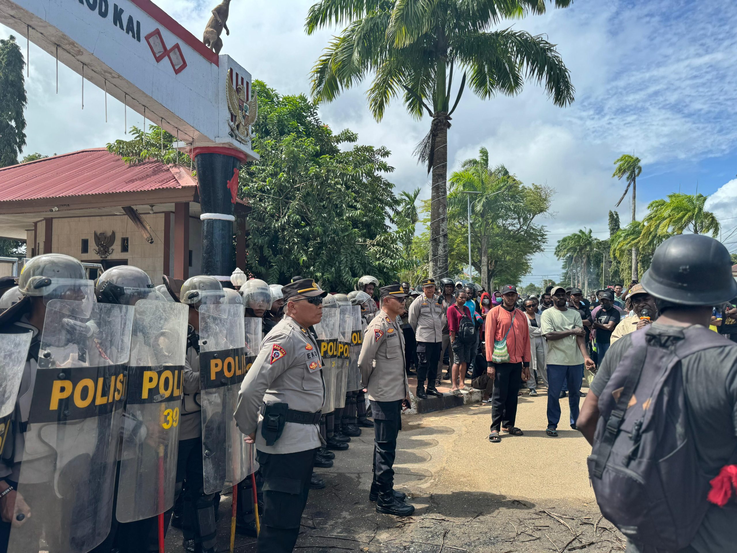 Kabag Ops Pimpin 209 Personil Polres Merauke Amankan aksi demo damai, Situasi Kamtibmas aman dan kondusif.