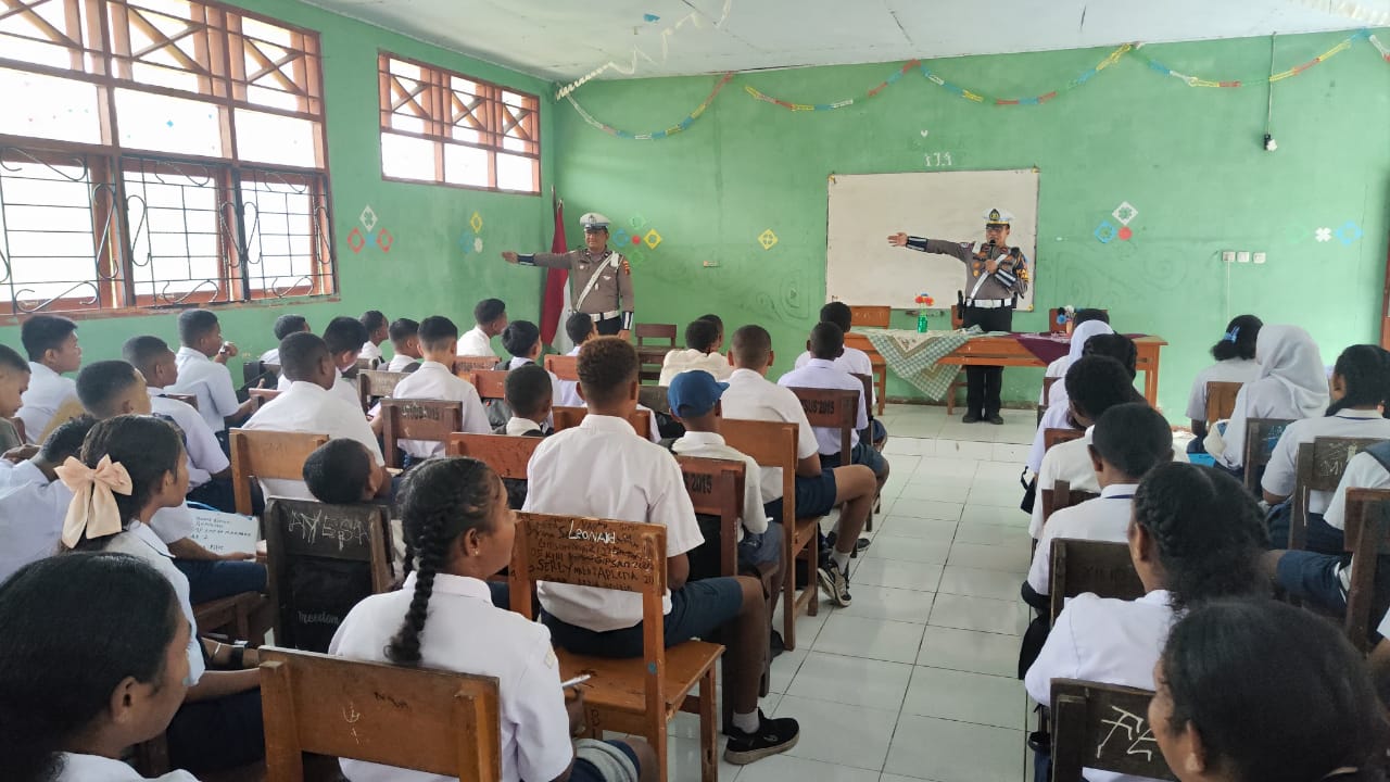Sat Lantas Polres Supiori Lakukan Sosialisasi Tertib Berlalulintas Di SMA N 2 Mansoben