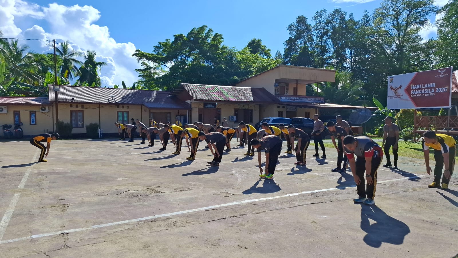 Polres Supiori Gelar Olahraga Santai Jalan Bersama Untuk Tingkatkan Kebugaran Dan Kebersamaan