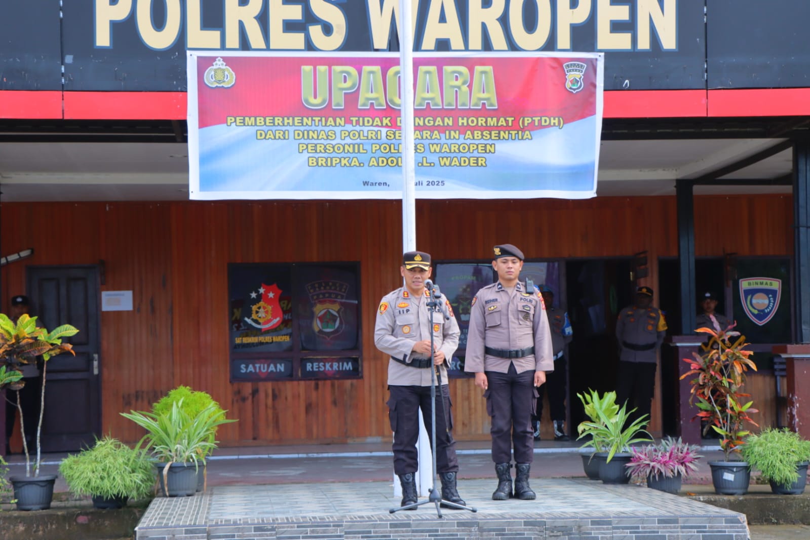 Kapolres Waropen Pimpin Upacara PTDH In Absentia 1 Personel Polres Waropen