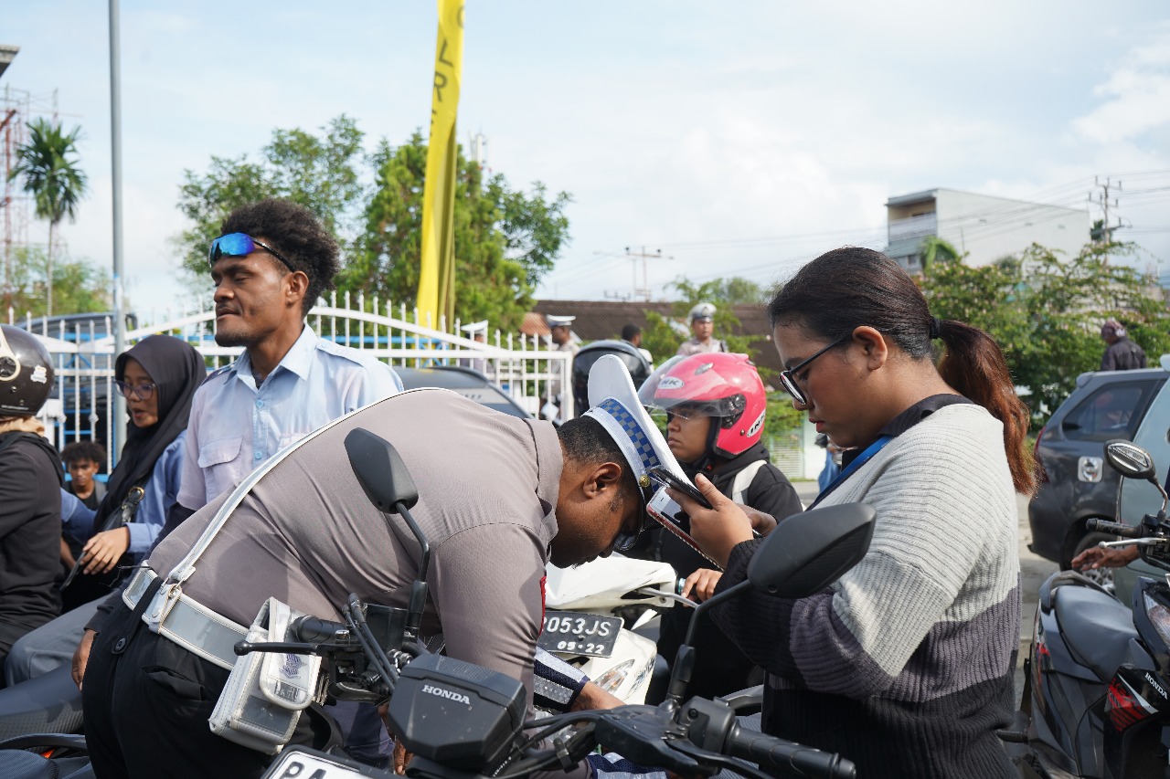 Hari Ke-6 Operasi Patuh Cartenz 2025, Sat Lantas Polres Jayapura Intensifkan Penindakan dan Edukasi