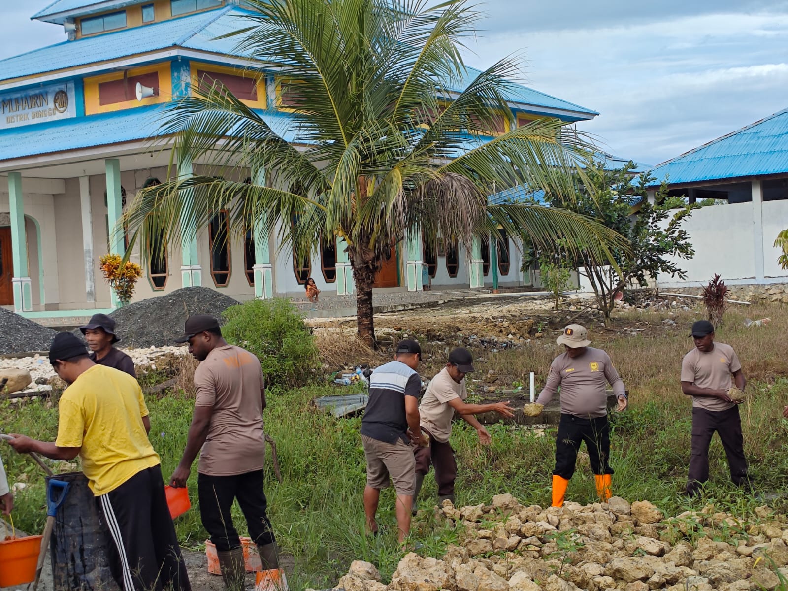 Kapolsek Bonggo dan Anggota Bantu Warga Bangun Pondasi Pagar Masjid Al-Muhajirin
