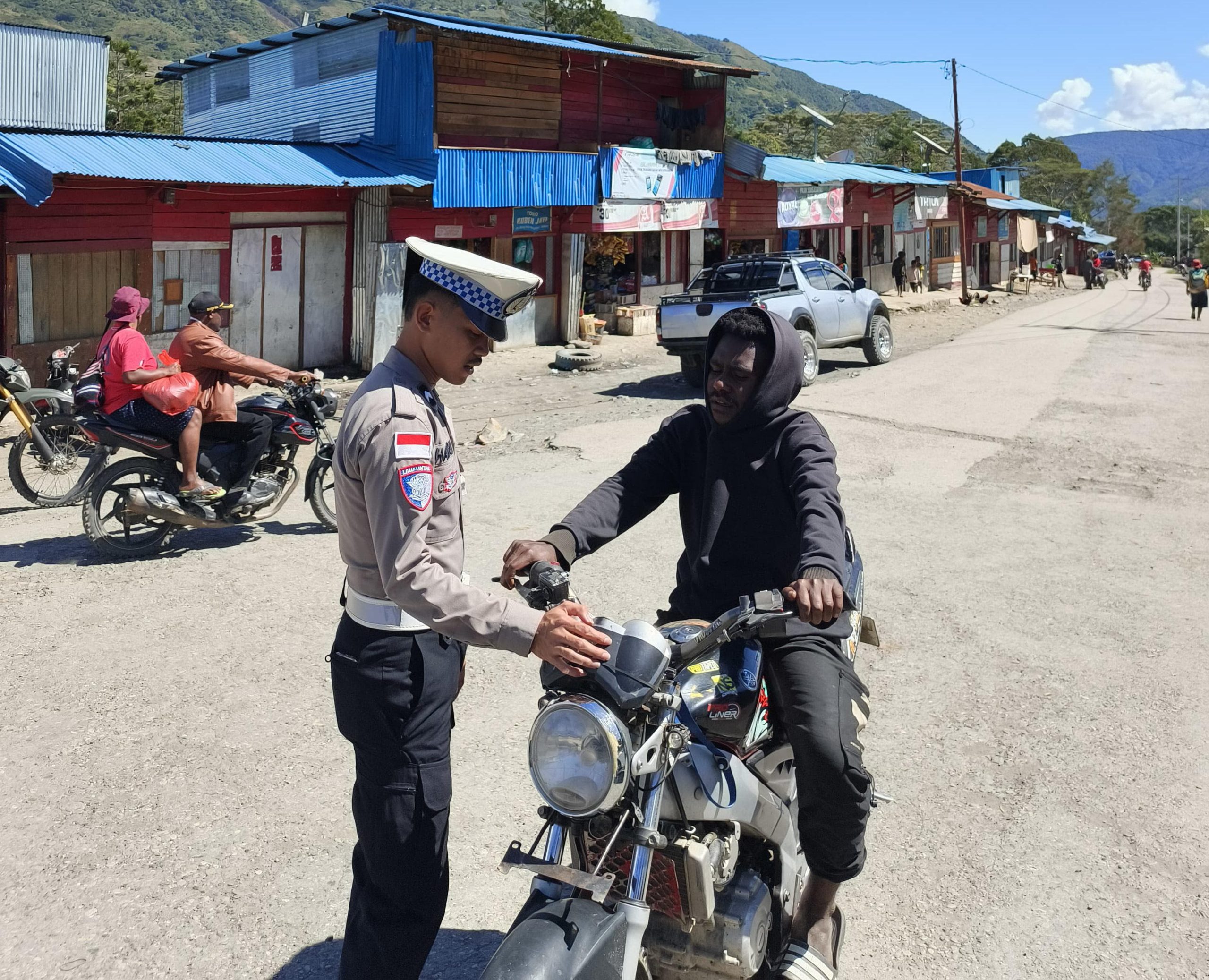 Hari Ke – 8 Operasi Patuh Cartenz 2025, Sat Lantas Polres Tolikara Berikan Teguran Humanis Dan Edukasi Kepada Pelanggar Lalu Lintas